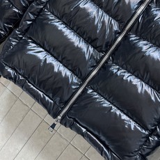MO家 26秋冬新款 立领亮面短款轻薄羽绒外套 亮面光泽面料 立领设计防风利落 拉链开合穿脱方便 手臂精致徽章 辨识度十 MO家 26秋冬新款 立领亮面短款轻薄羽绒外套 亮面光泽面料 立领设计防风利落 拉链开合穿脱方便 手臂精致徽章 辨识度十