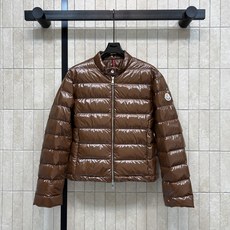 MO家 26秋冬新款 立领亮面短款轻薄羽绒外套 亮面光泽面料 立领设计防风利落 拉链开合穿脱方便 手臂精致徽章 辨识度十 MO家 26秋冬新款 立领亮面短款轻薄羽绒外套 亮面光泽面料 立领设计防风利落 拉链开合穿脱方便 手臂精致徽章 辨识度十