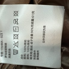 MO家 26秋冬新款 立领亮面短款轻薄羽绒外套 亮面光泽面料 立领设计防风利落 拉链开合穿脱方便 手臂精致徽章 辨识度十 MO家 26秋冬新款 立领亮面短款轻薄羽绒外套 亮面光泽面料 立领设计防风利落 拉链开合穿脱方便 手臂精致徽章 辨识度十
