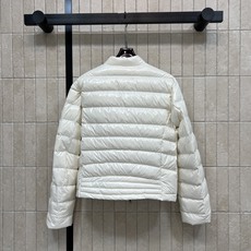 MO家 26秋冬新款 立领亮面短款轻薄羽绒外套 亮面光泽面料 立领设计防风利落 拉链开合穿脱方便 手臂精致徽章 辨识度十 MO家 26秋冬新款 立领亮面短款轻薄羽绒外套 亮面光泽面料 立领设计防风利落 拉链开合穿脱方便 手臂精致徽章 辨识度十