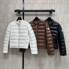 MO家 26秋冬新款 立领亮面短款轻薄羽绒外套 亮面光泽面料 立领设计防风利落 拉链开合穿脱方便 手臂精致徽章 辨识度十 MO家 26秋冬新款 立领亮面短款轻薄羽绒外套 亮面光泽面料 立领设计防风利落 拉链开合穿脱方便 手臂精致徽章 辨识度十