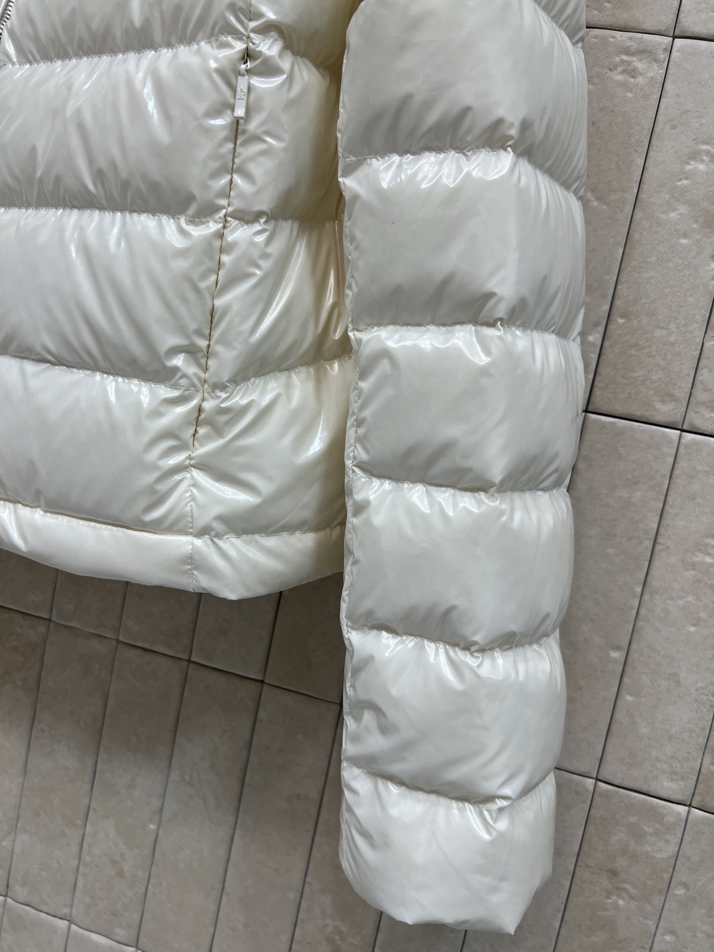 MO家 26秋冬新款 立领亮面短款轻薄羽绒外套 亮面光泽面料 立领设计防风利落 拉链开合穿脱方便 手臂精致徽章 辨识度十 MO家 26秋冬新款 立领亮面短款轻薄羽绒外套 亮面光泽面料 立领设计防风利落 拉链开合穿脱方便 手臂精致徽章 辨识度十