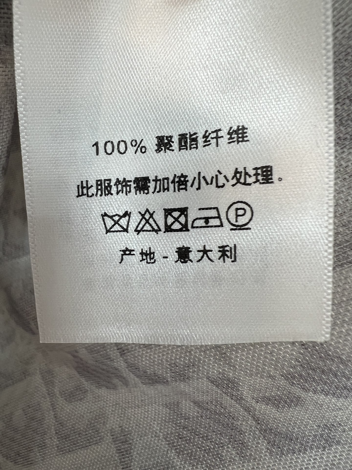 D家 26早秋新款 提花圆领长袖上衣 轻薄透气面料 灰调满印提花设计 胸前撞色logo点缀 简约圆领利落大方 亲肤透气 