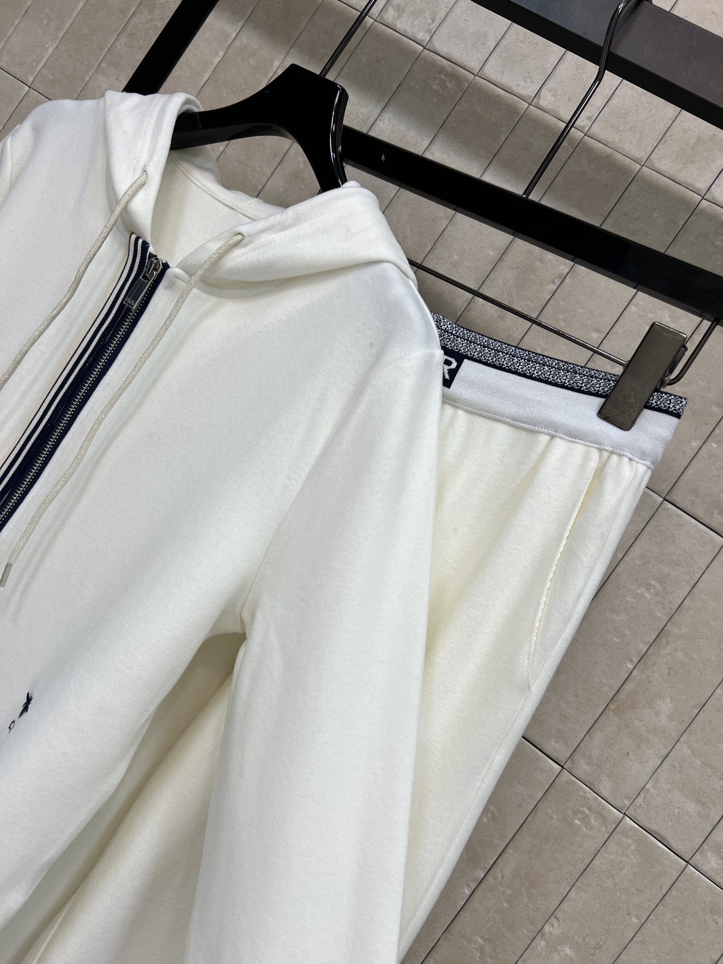 D家 26早秋新款 连帽休闲两件套 连帽外套+高腰阔腿长裤 撞色拉链细节很出彩 宽松落肩剪裁 利落显比例 垂感阔腿长裤 