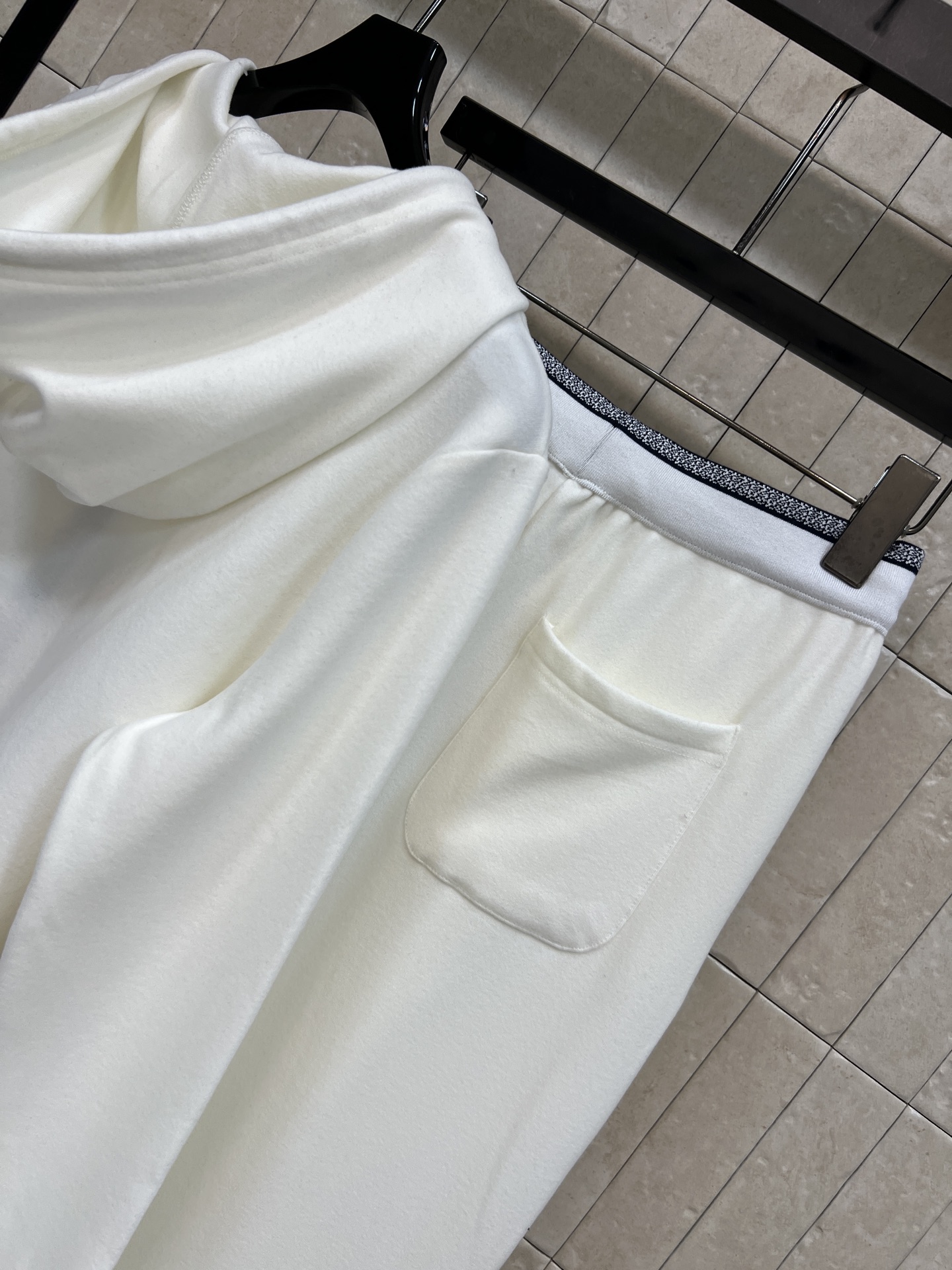 D家 26早秋新款 连帽休闲两件套 连帽外套+高腰阔腿长裤 撞色拉链细节很出彩 宽松落肩剪裁 利落显比例 垂感阔腿长裤 