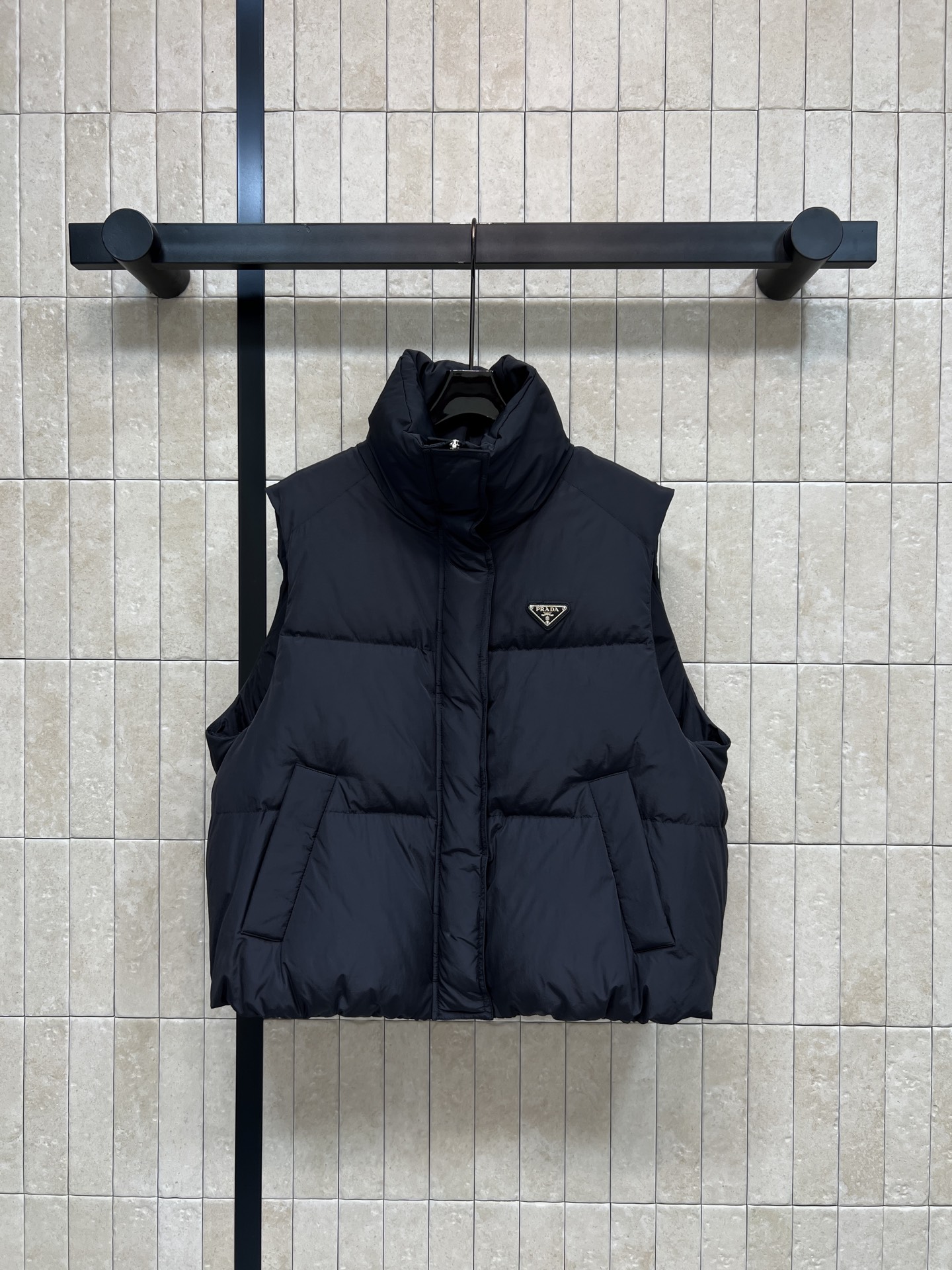 PD家 26秋冬新款 高领羽绒马甲 经典立领版型防风 胸前三角标精致点缀 大方块90鹅绒饱满蓬松 保暖度在线 短款剪裁优