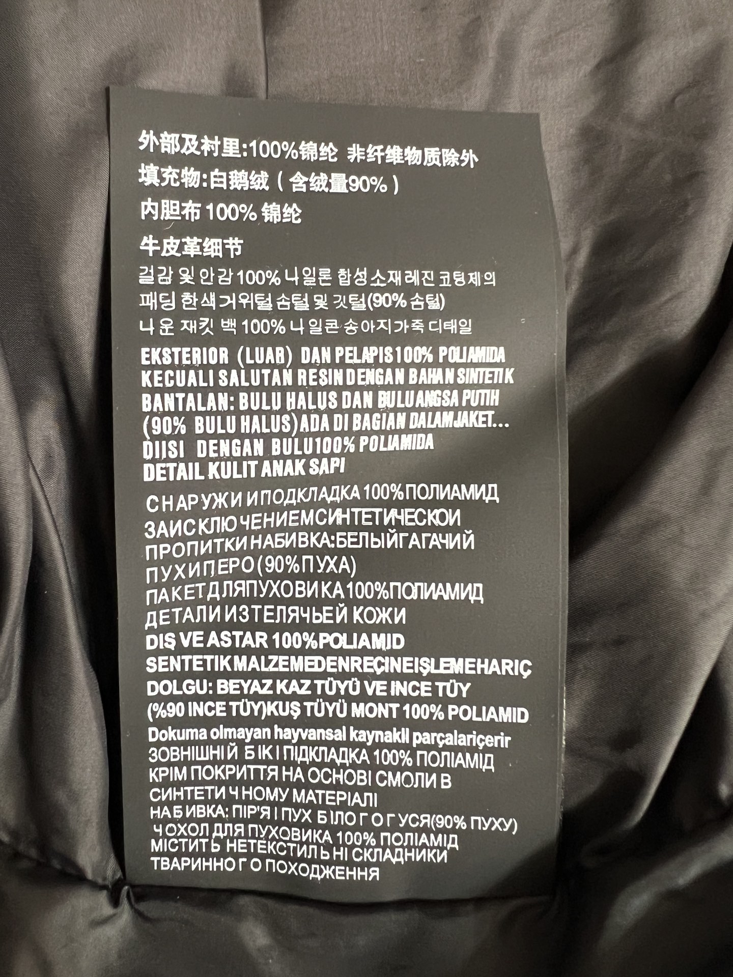 PD家 26秋冬新款 高领羽绒马甲 经典立领版型防风 胸前三角标精致点缀 大方块90鹅绒饱满蓬松 保暖度在线 短款剪裁优