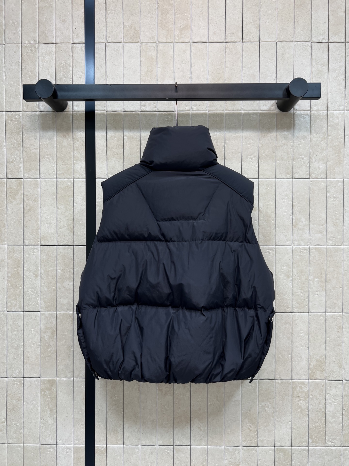 PD家 26秋冬新款 高领羽绒马甲 经典立领版型防风 胸前三角标精致点缀 大方块90鹅绒饱满蓬松 保暖度在线 短款剪裁优