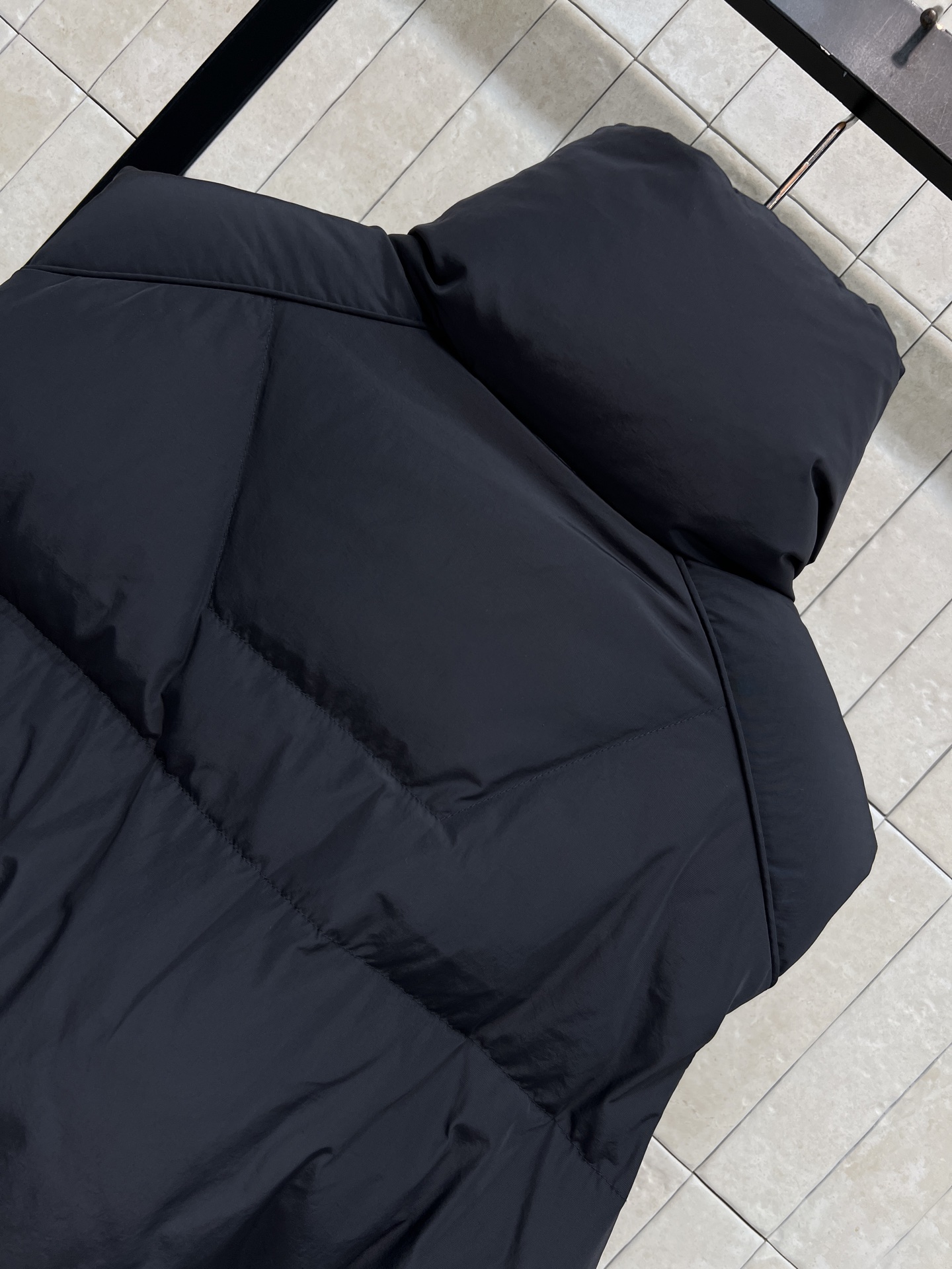 PD家 26秋冬新款 高领羽绒马甲 经典立领版型防风 胸前三角标精致点缀 大方块90鹅绒饱满蓬松 保暖度在线 短款剪裁优