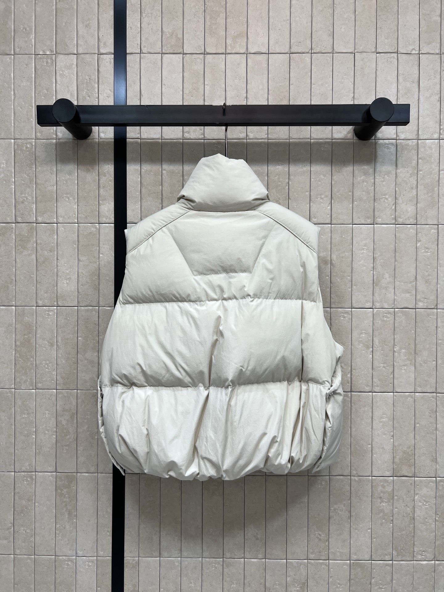 PD家 26秋冬新款 高领羽绒马甲 经典立领版型防风 胸前三角标精致点缀 大方块90鹅绒饱满蓬松 保暖度在线 短款剪裁优