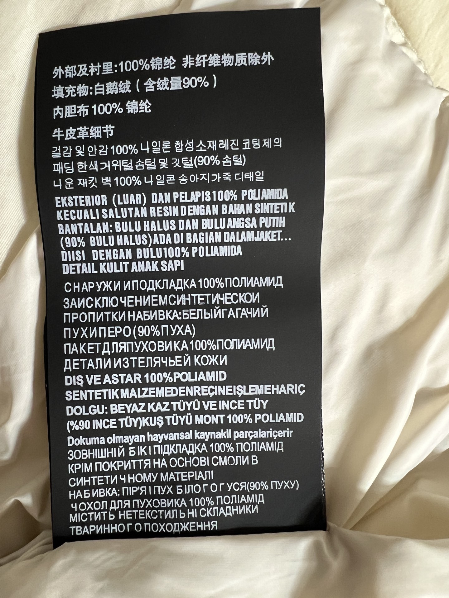 PD家 26秋冬新款 高领羽绒马甲 经典立领版型防风 胸前三角标精致点缀 大方块90鹅绒饱满蓬松 保暖度在线 短款剪裁优