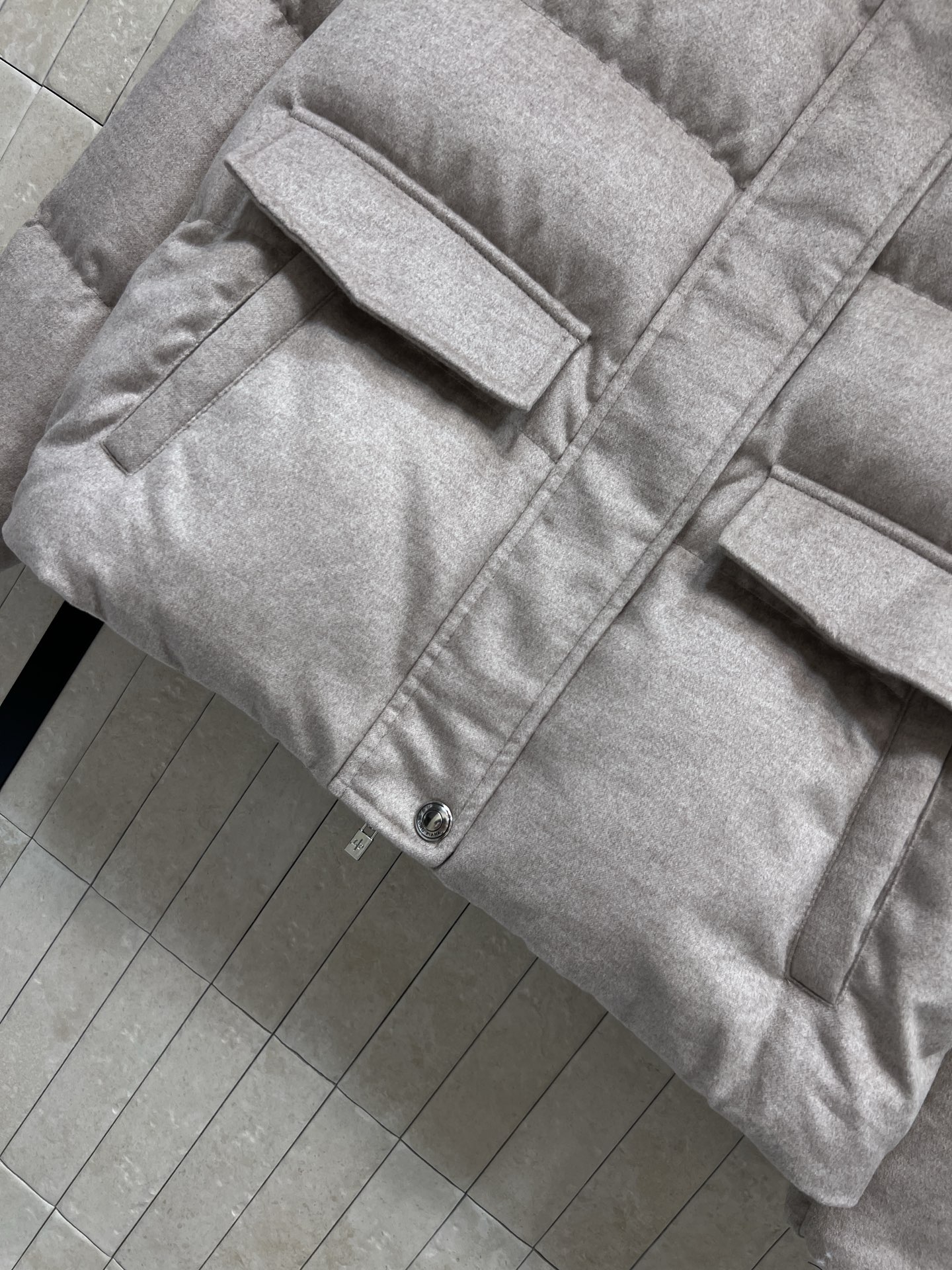 lp🌹家 26秋冬新款 立领羊绒外套 高级羊毛羊绒混纺面料 自带细腻哑光质感 高立领设计胸口精致logo徽章雅致 大格9