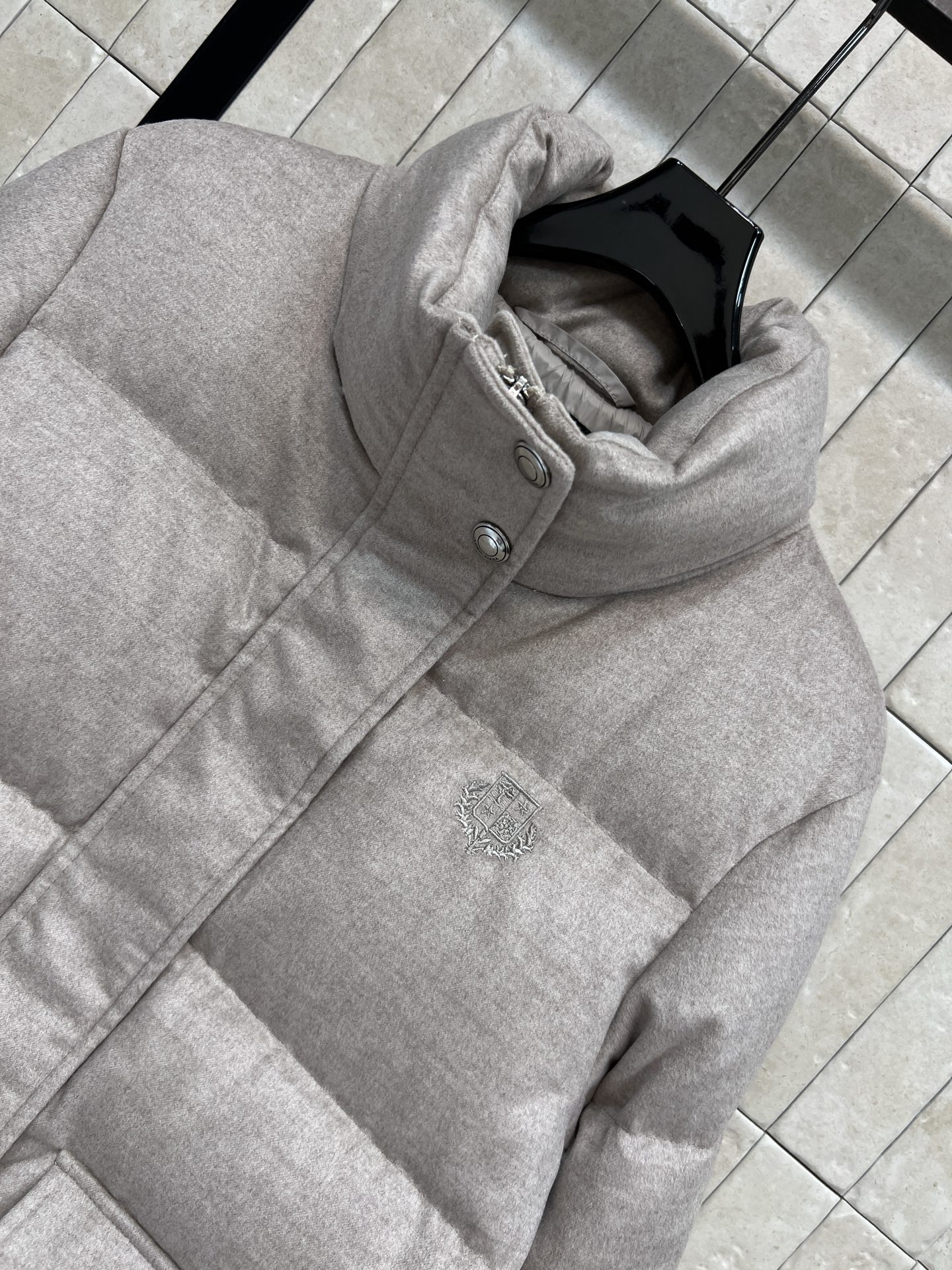 lp🌹家 26秋冬新款 立领羊绒外套 高级羊毛羊绒混纺面料 自带细腻哑光质感 高立领设计胸口精致logo徽章雅致 大格9