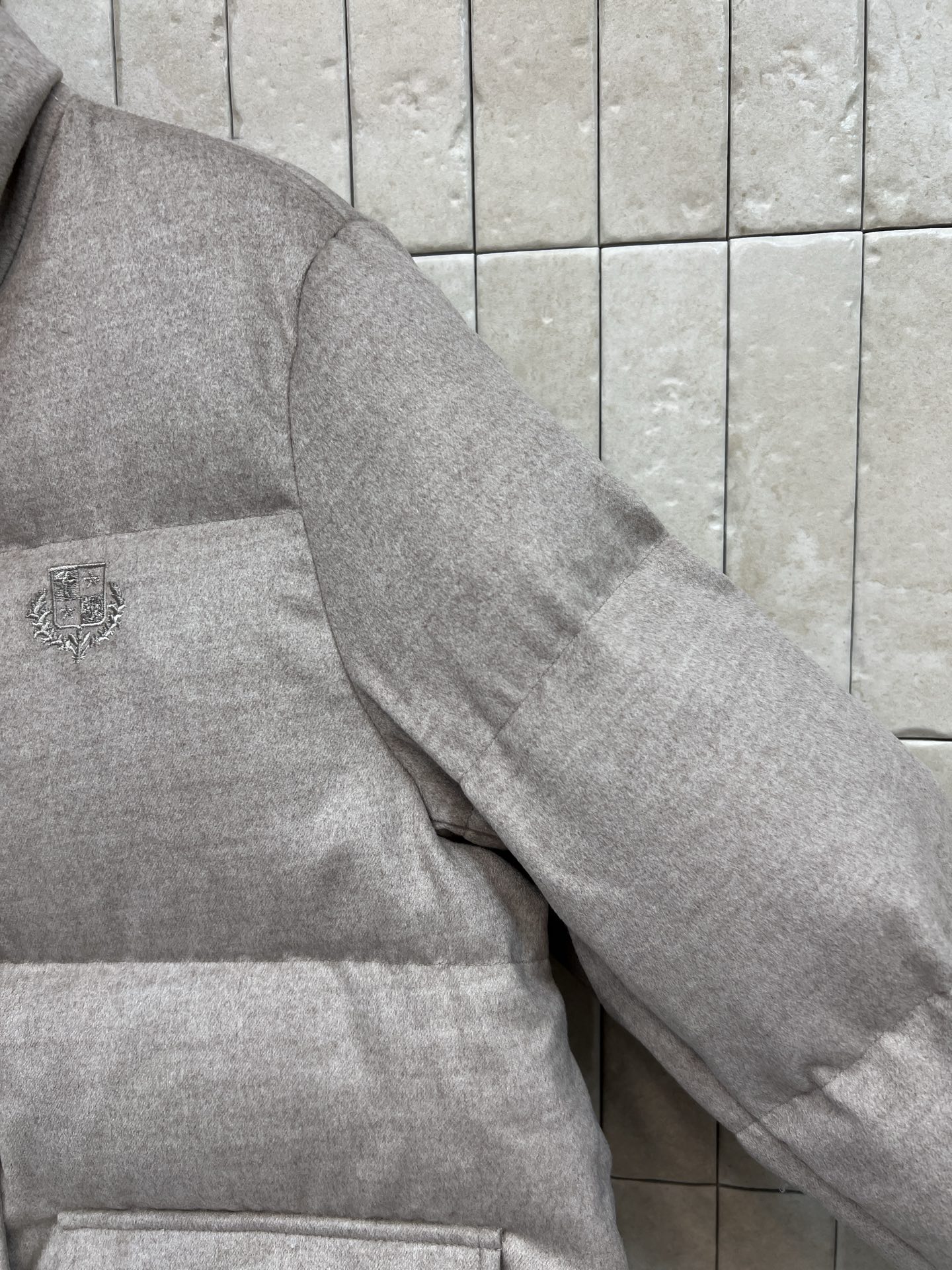 lp🌹家 26秋冬新款 立领羊绒外套 高级羊毛羊绒混纺面料 自带细腻哑光质感 高立领设计胸口精致logo徽章雅致 大格9