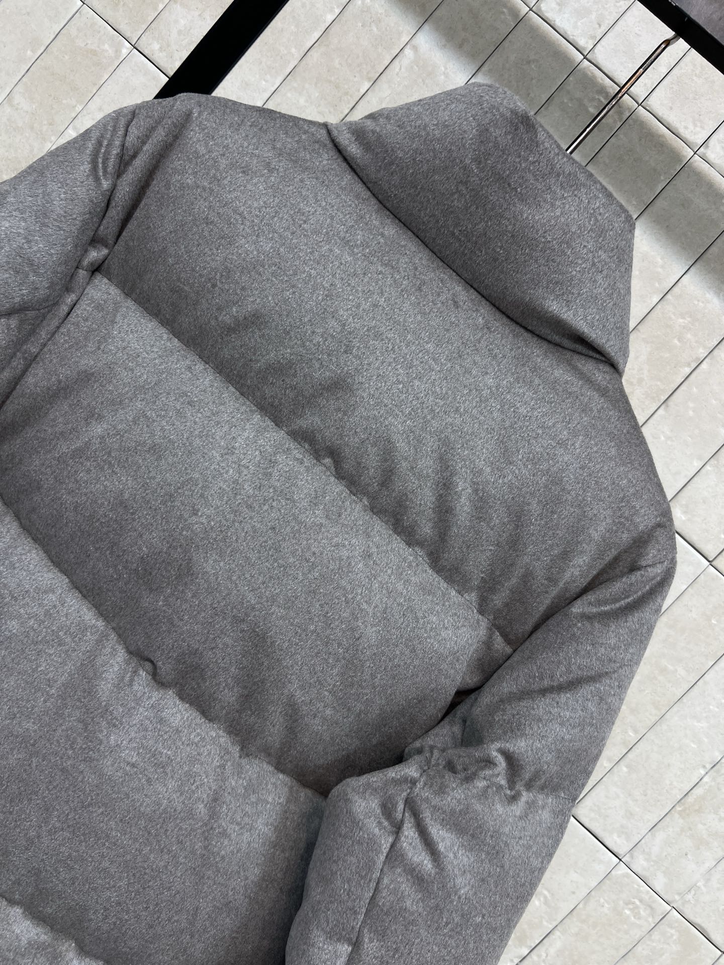 lp🌹家 26秋冬新款 立领羊绒外套 高级羊毛羊绒混纺面料 自带细腻哑光质感 高立领设计胸口精致logo徽章雅致 大格9
