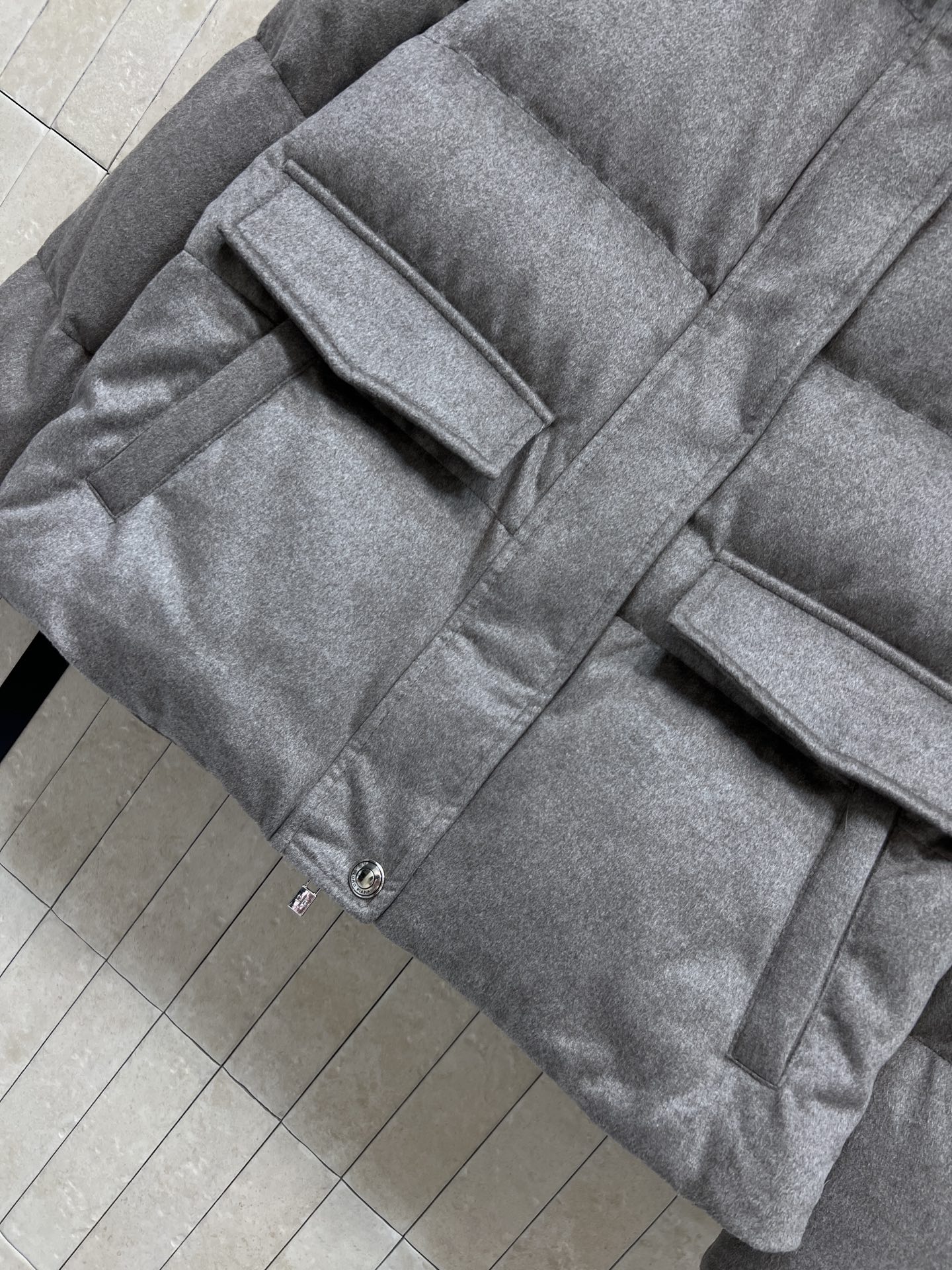 lp🌹家 26秋冬新款 立领羊绒外套 高级羊毛羊绒混纺面料 自带细腻哑光质感 高立领设计胸口精致logo徽章雅致 大格9