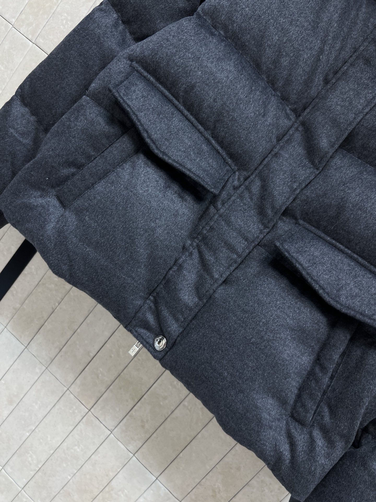 lp🌹家 26秋冬新款 立领羊绒外套 高级羊毛羊绒混纺面料 自带细腻哑光质感 高立领设计胸口精致logo徽章雅致 大格9