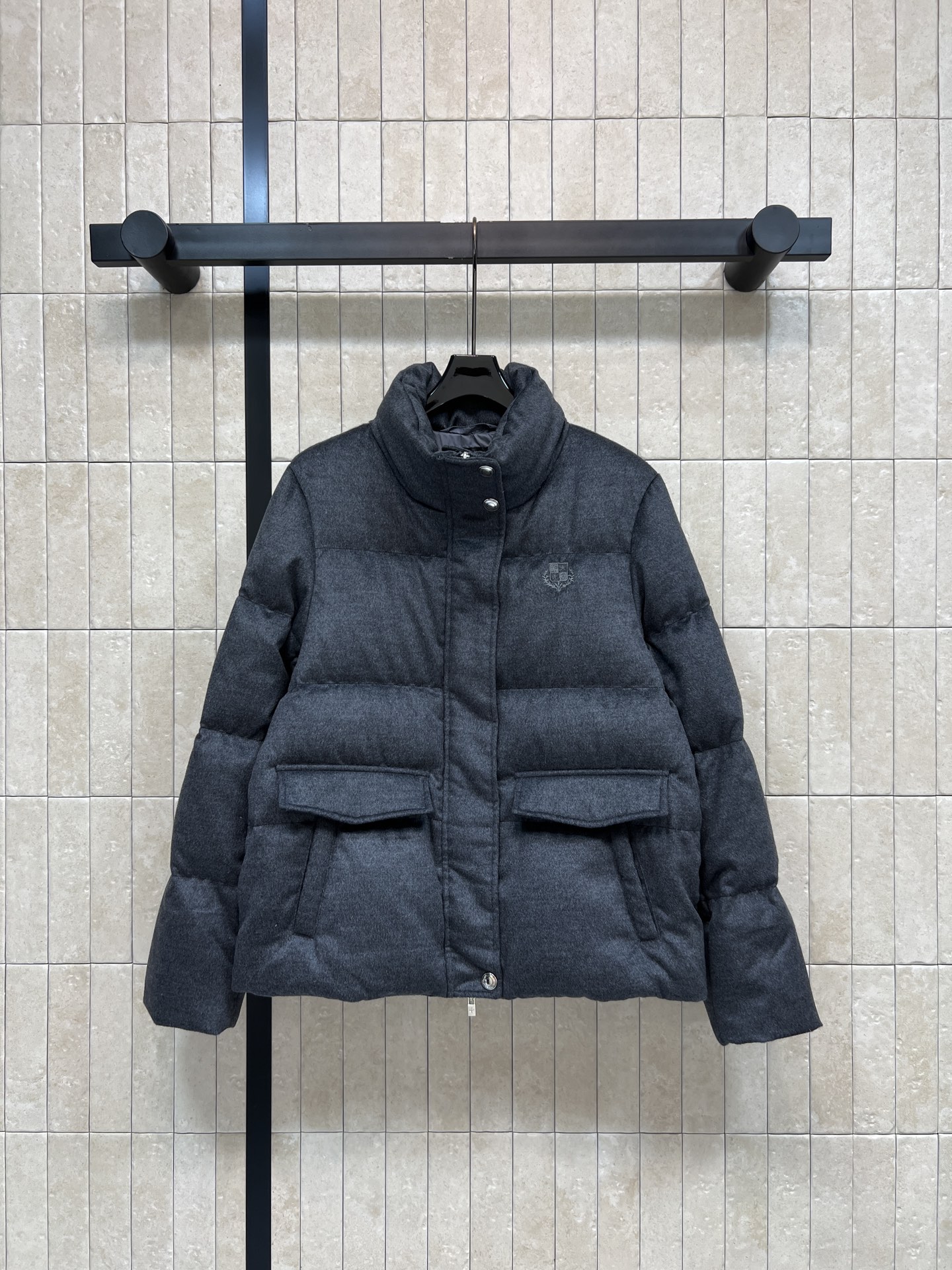 lp🌹家 26秋冬新款 立领羊绒外套 高级羊毛羊绒混纺面料 自带细腻哑光质感 高立领设计胸口精致logo徽章雅致 大格9