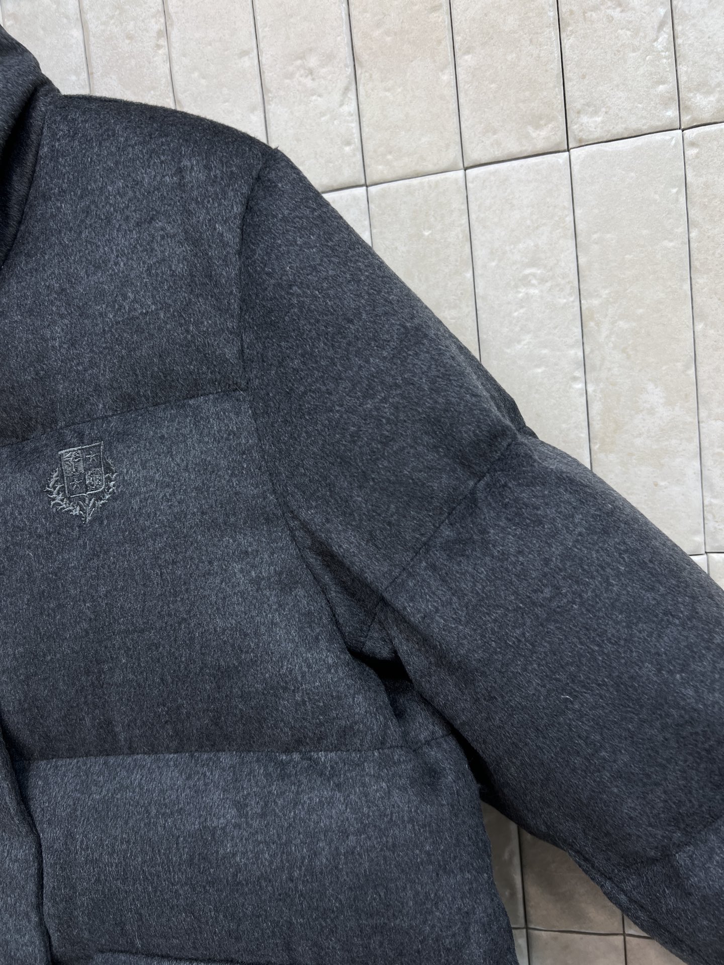 lp🌹家 26秋冬新款 立领羊绒外套 高级羊毛羊绒混纺面料 自带细腻哑光质感 高立领设计胸口精致logo徽章雅致 大格9