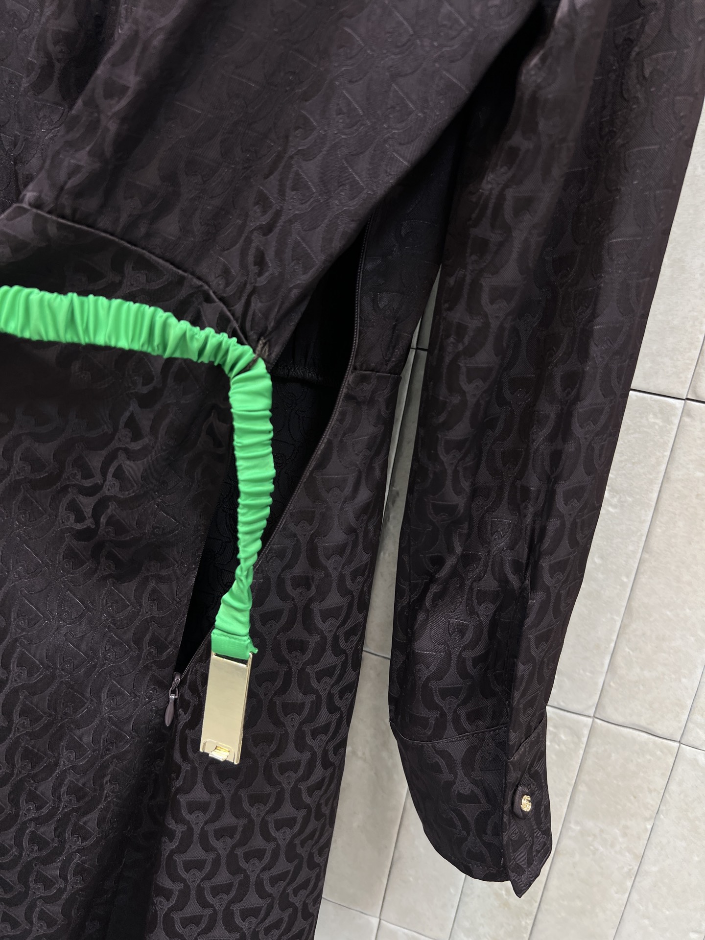 G家 26早秋新款 提花收腰连衣裙 高级暗纹提花面料 自带低调光泽质感 领口蝴蝶结飘带设计 长袖袖口利落工整 撞色绿边松
