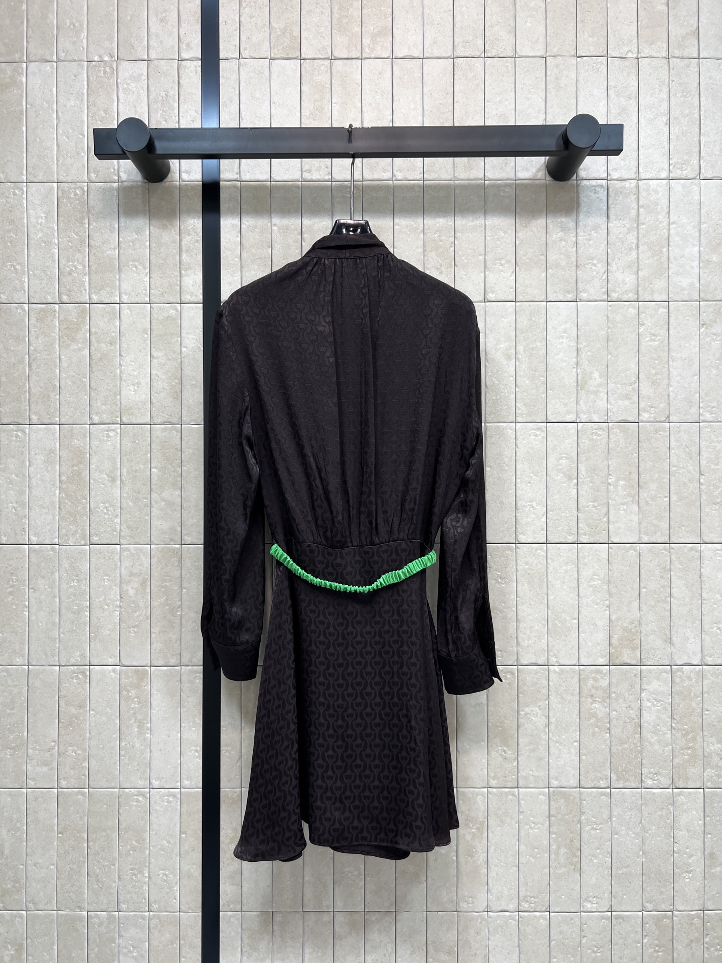 G家 26早秋新款 提花收腰连衣裙 高级暗纹提花面料 自带低调光泽质感 领口蝴蝶结飘带设计 长袖袖口利落工整 撞色绿边松