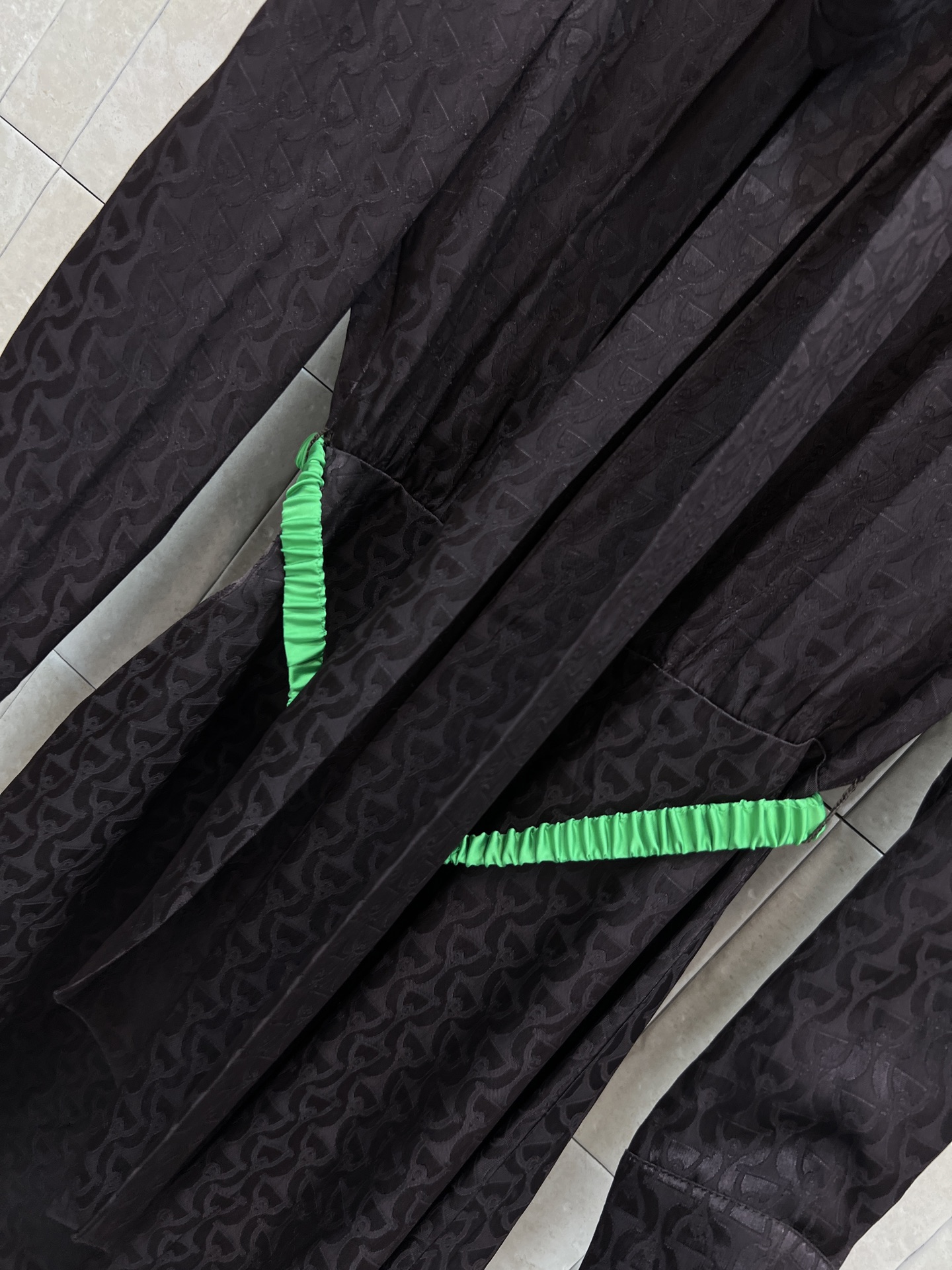 G家 26早秋新款 提花收腰连衣裙 高级暗纹提花面料 自带低调光泽质感 领口蝴蝶结飘带设计 长袖袖口利落工整 撞色绿边松