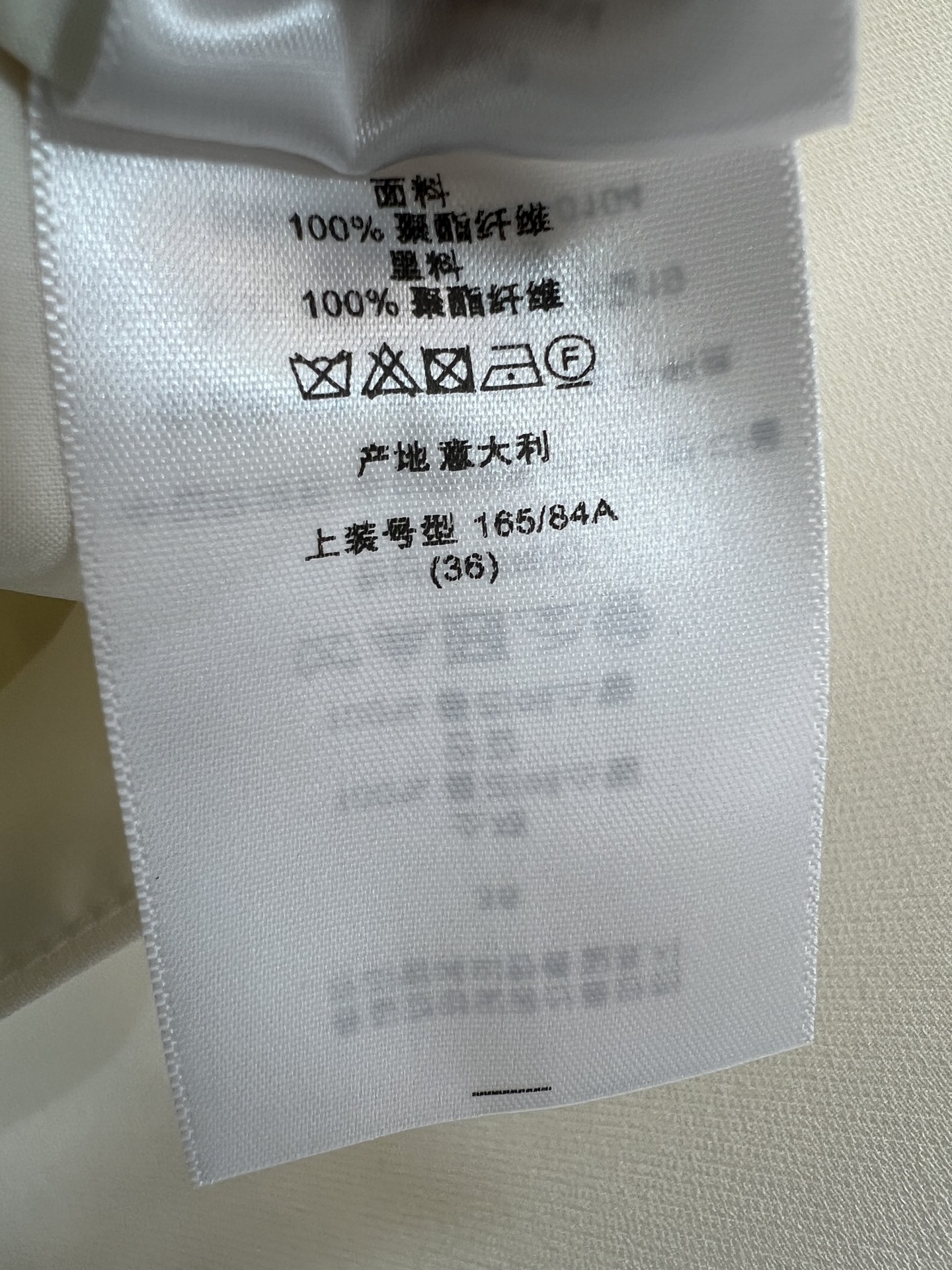 D家 26早秋新款 米白收腰短袖连衣裙 挺括面料质感端庄大气 简约小V领搭配短袖 后拉链穿脱方便 细节氛围感拉满 腰带点