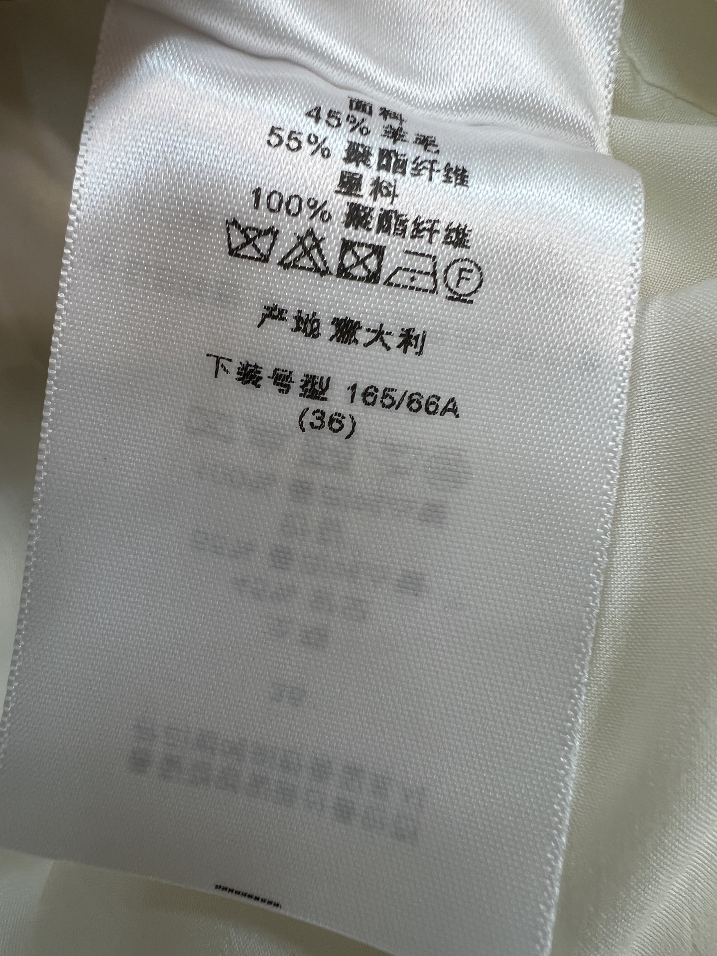 D家 26早秋新款 彩点高腰短裙 混织多彩细点粗花呢面料质感厚实有肌理 简约高腰A字短裙版型 利落修饰胯部线条 下摆lo