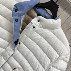 MO家 26秋冬新款 短款立领轻薄羽绒服 立领版型利落防风 90鹅绒填充 羽绒蓬松轻盈 上身不臃肿 袖子精致徽章刺绣 口 MO家 26秋冬新款 短款立领轻薄羽绒服 立领版型利落防风 90鹅绒填充 羽绒蓬松轻盈 上身不臃肿 袖子精致徽章刺绣 口