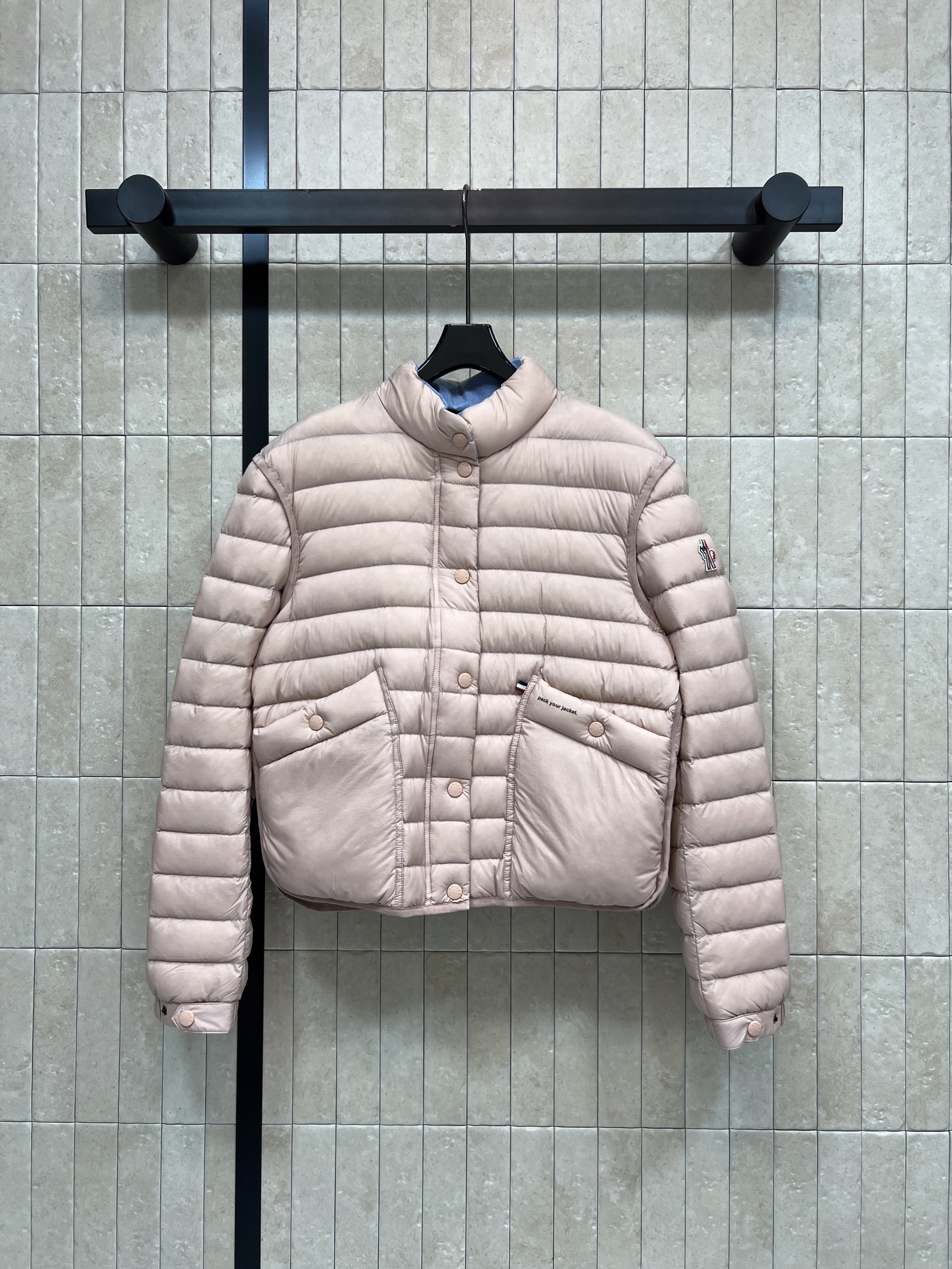 MO家 26秋冬新款 短款立领轻薄羽绒服 立领版型利落防风 90鹅绒填充 羽绒蓬松轻盈 上身不臃肿 袖子精致徽章刺绣 口 MO家 26秋冬新款 短款立领轻薄羽绒服 立领版型利落防风 90鹅绒填充 羽绒蓬松轻盈 上身不臃肿 袖子精致徽章刺绣 口