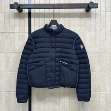 MO家 26秋冬新款 短款立领轻薄羽绒服 立领版型利落防风 90鹅绒填充 羽绒蓬松轻盈 上身不臃肿 袖子精致徽章刺绣 口 MO家 26秋冬新款 短款立领轻薄羽绒服 立领版型利落防风 90鹅绒填充 羽绒蓬松轻盈 上身不臃肿 袖子精致徽章刺绣 口