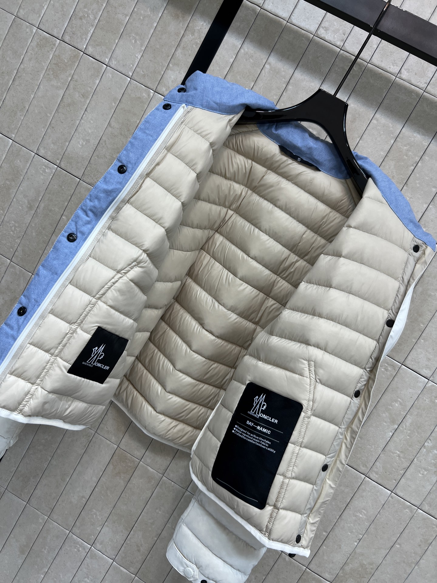 MO家 26秋冬新款 短款立领轻薄羽绒服 立领版型利落防风 90鹅绒填充 羽绒蓬松轻盈 上身不臃肿 袖子精致徽章刺绣 口 MO家 26秋冬新款 短款立领轻薄羽绒服 立领版型利落防风 90鹅绒填充 羽绒蓬松轻盈 上身不臃肿 袖子精致徽章刺绣 口