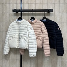 MO家 26秋冬新款 短款立领轻薄羽绒服 立领版型利落防风 90鹅绒填充 羽绒蓬松轻盈 上身不臃肿 袖子精致徽章刺绣 口 MO家 26秋冬新款 短款立领轻薄羽绒服 立领版型利落防风 90鹅绒填充 羽绒蓬松轻盈 上身不臃肿 袖子精致徽章刺绣 口