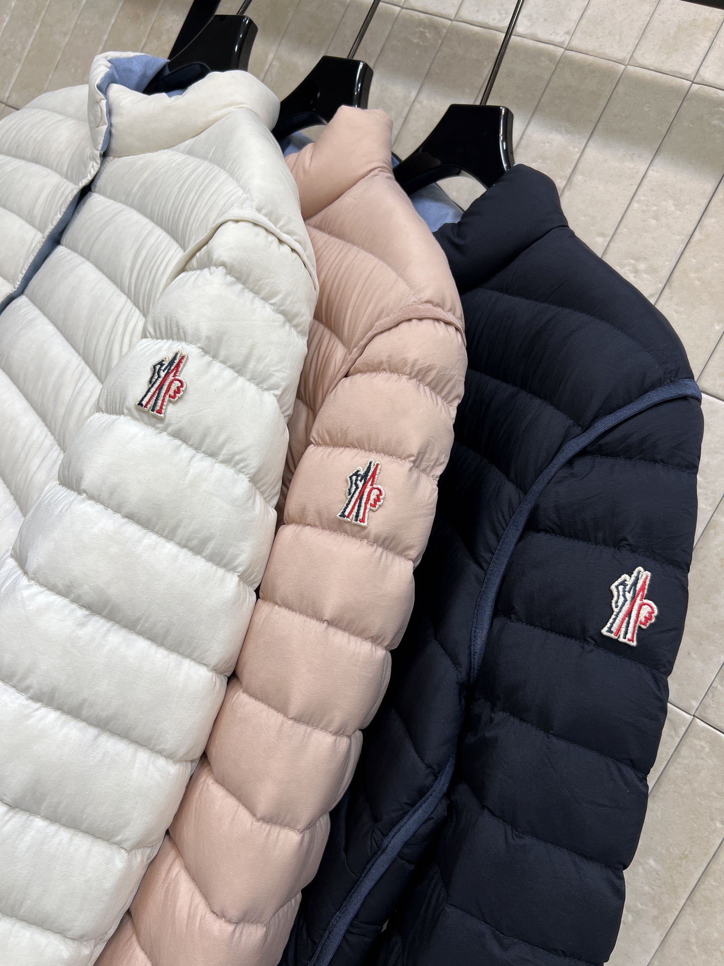 MO家 26秋冬新款 短款立领轻薄羽绒服 立领版型利落防风 90鹅绒填充 羽绒蓬松轻盈 上身不臃肿 袖子精致徽章刺绣 口 MO家 26秋冬新款 短款立领轻薄羽绒服 立领版型利落防风 90鹅绒填充 羽绒蓬松轻盈 上身不臃肿 袖子精致徽章刺绣 口