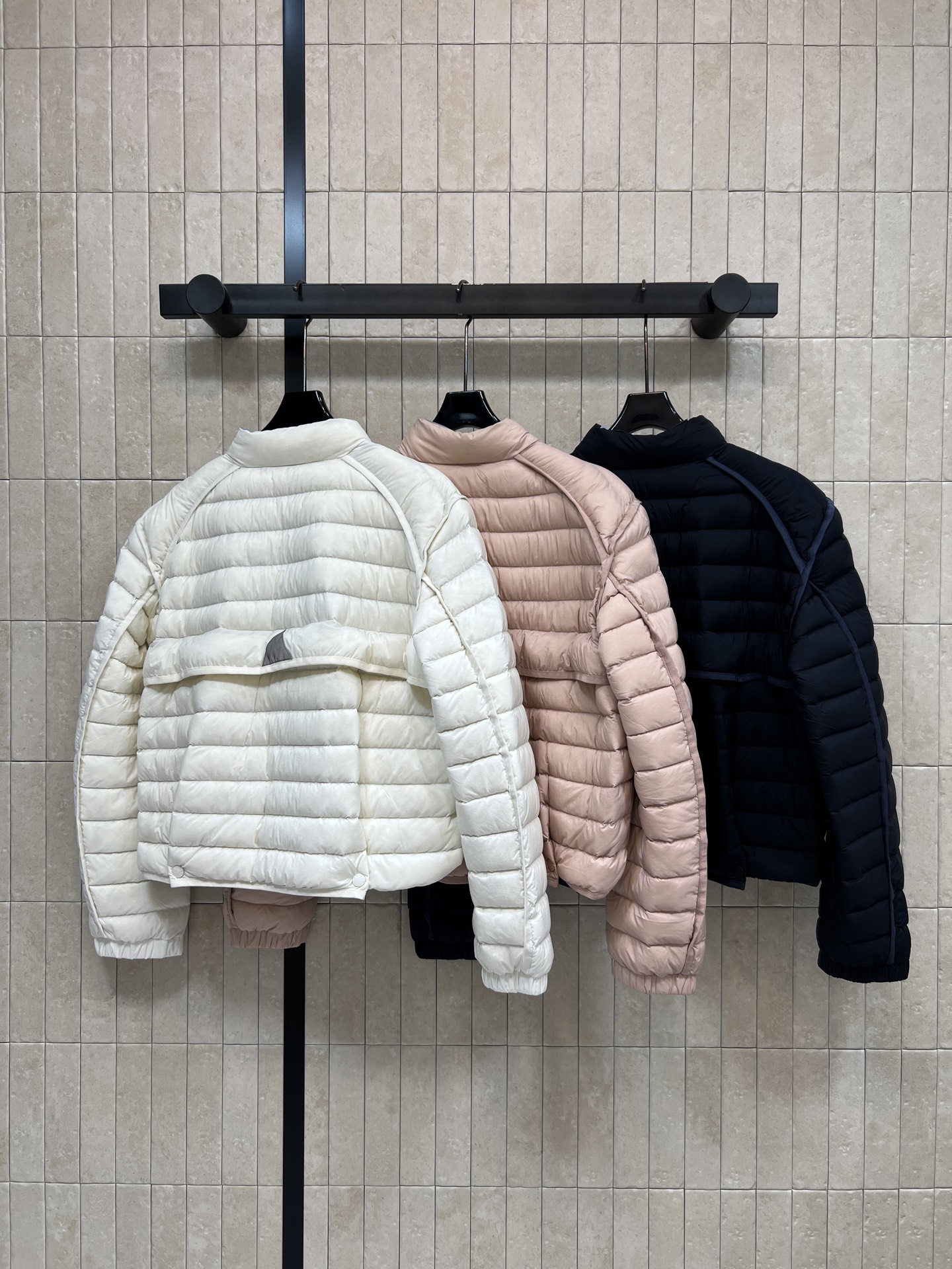 MO家 26秋冬新款 短款立领轻薄羽绒服 立领版型利落防风 90鹅绒填充 羽绒蓬松轻盈 上身不臃肿 袖子精致徽章刺绣 口 MO家 26秋冬新款 短款立领轻薄羽绒服 立领版型利落防风 90鹅绒填充 羽绒蓬松轻盈 上身不臃肿 袖子精致徽章刺绣 口