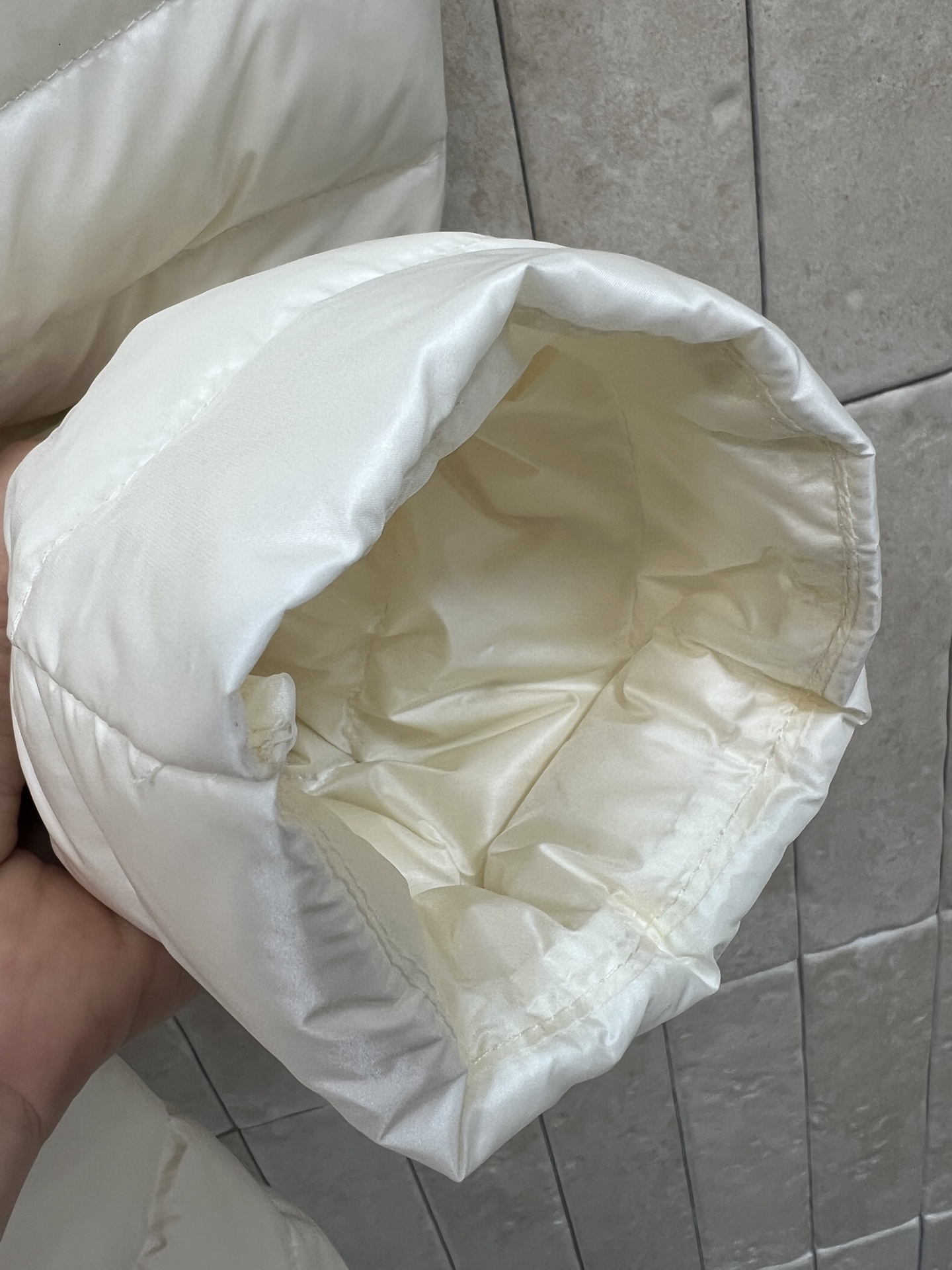 MO家 26秋冬新款 连帽轻薄羽绒外套 自带实用连帽 拉链设计穿脱方便 90鹅绒填充均匀 上身轻盈无负重感 臂侧徽章lo