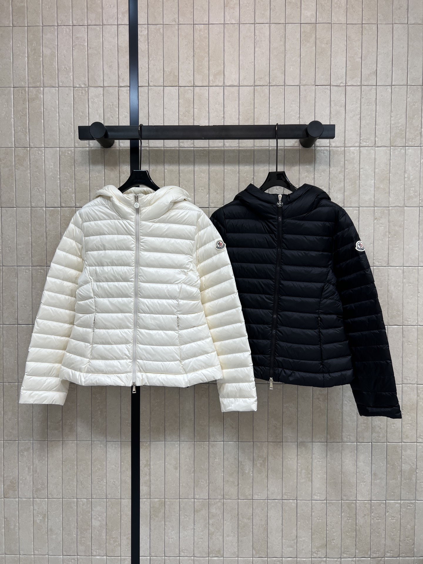 MO家 26秋冬新款 连帽轻薄羽绒外套 自带实用连帽 拉链设计穿脱方便 90鹅绒填充均匀 上身轻盈无负重感 臂侧徽章lo