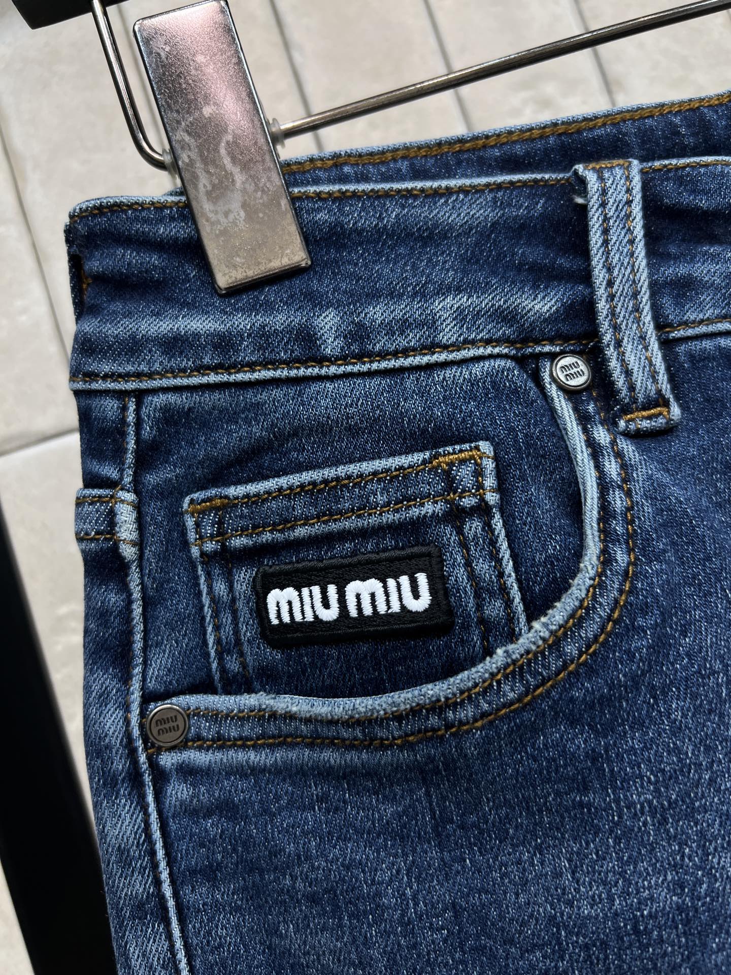 MIU家 26早秋新款 高腰毛边牛仔裤 复古水洗棉面料 柔软有韧性 高腰剪裁 巧妙拉高腰线 口袋刺绣logo精致 裤型修