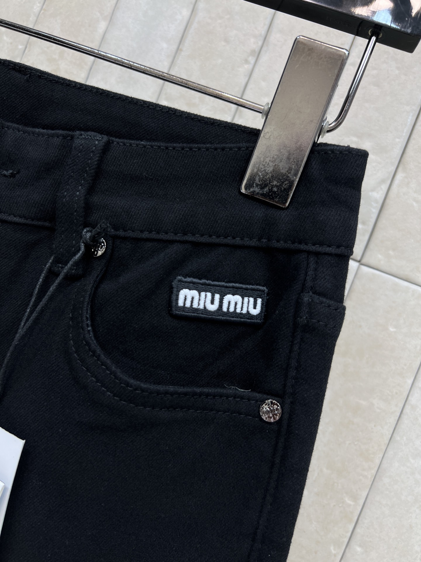 MIU家 26早秋新款 黑色微喇牛仔裤 牛仔棉面料质感细腻耐看 高腰设计 稳固收束腰腹 口袋logo标增添精致细节 经典 MIU家 26早秋新款 黑色微喇牛仔裤 牛仔棉面料质感细腻耐看 高腰设计 稳固收束腰腹 口袋logo标增添精致细节 经典
