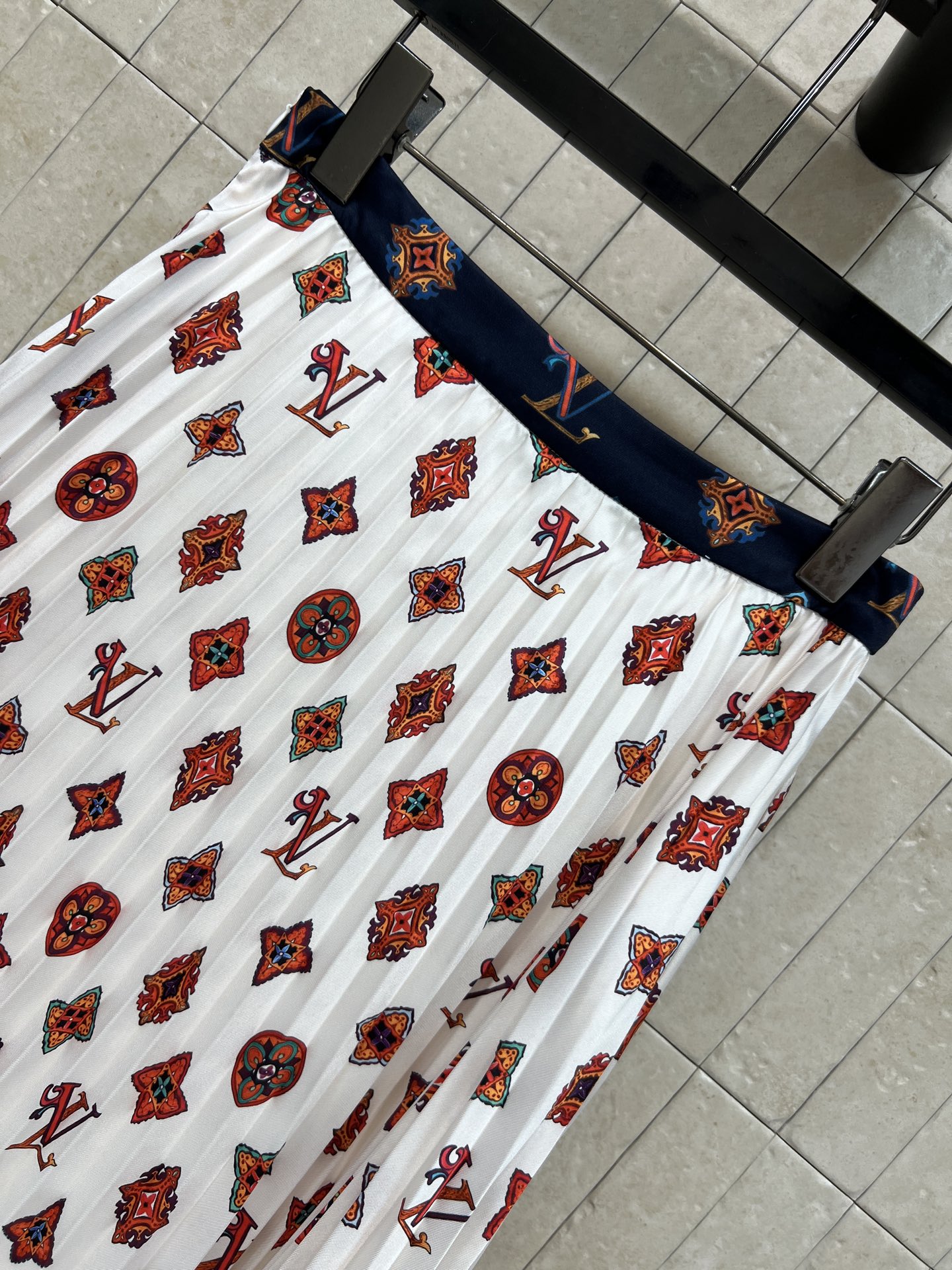 L家 26早秋新款 印花衬衫套装 长袖衬衫+高腰半裙 精致复古满印图案 配色浓郁氛围感十足 衬衫搭配蝴蝶结领饰 翻领长袖