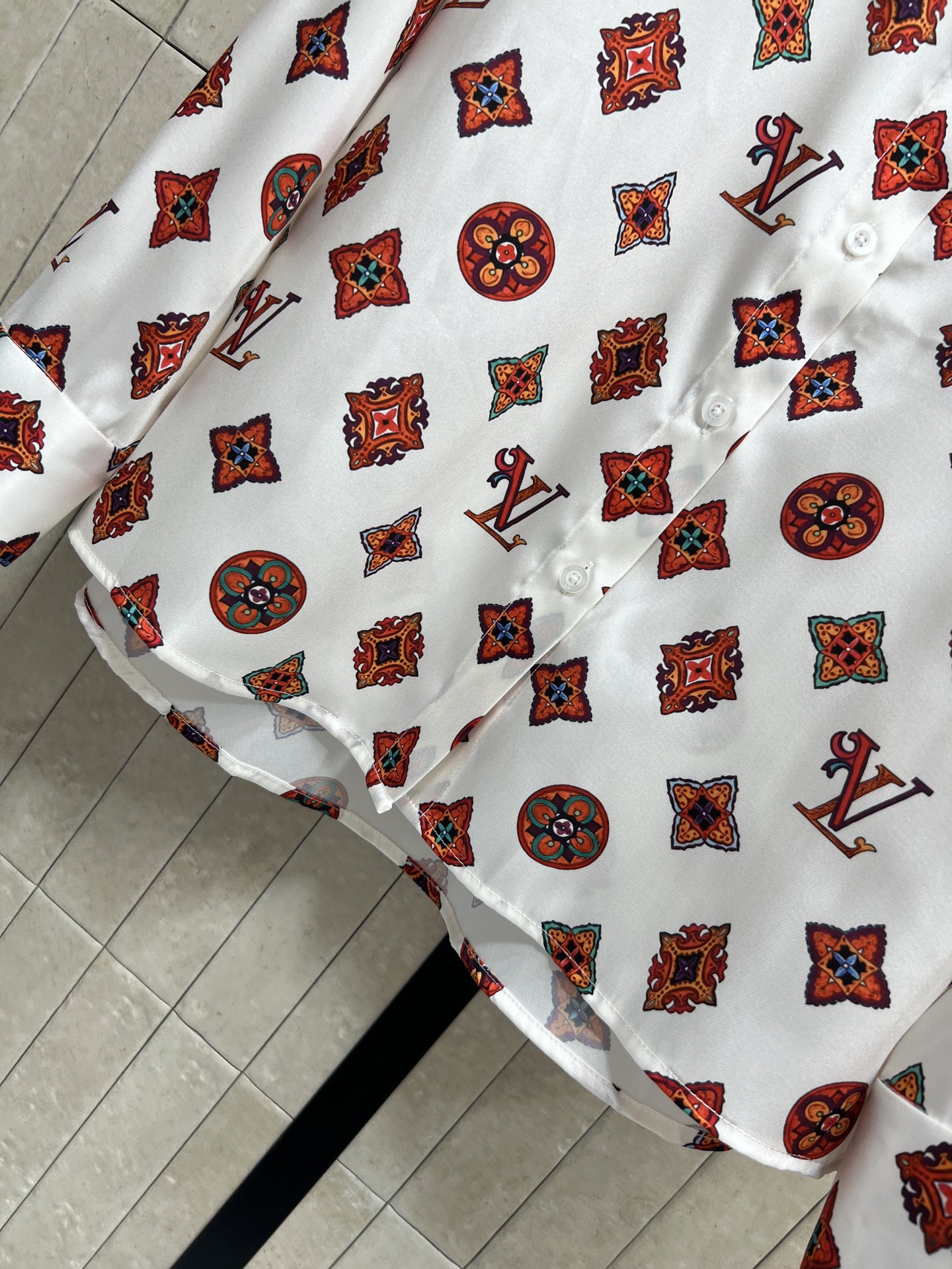 L家 26早秋新款 印花衬衫套装 长袖衬衫+高腰半裙 精致复古满印图案 配色浓郁氛围感十足 衬衫搭配蝴蝶结领饰 翻领长袖