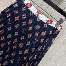 L家 26早秋新款 印花衬衫套装 长袖衬衫+高腰半裙 精致复古满印图案 配色浓郁氛围感十足 衬衫搭配蝴蝶结领饰 翻领长袖 L家 26早秋新款 印花衬衫套装 长袖衬衫+高腰半裙 精致复古满印图案 配色浓郁氛围感十足 衬衫搭配蝴蝶结领饰 翻领长袖