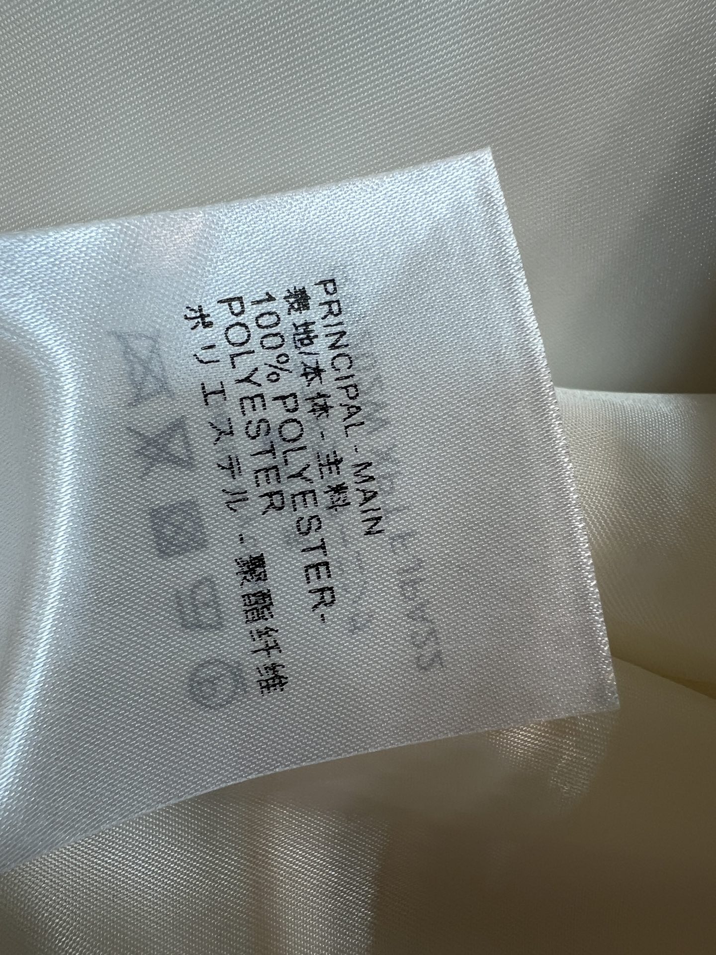 L家 26早秋新款 印花立领夹克外套 面料顺滑挺括 上身轻薄透气 立领拉链开襟设计 金属拉链口袋精致亮眼 短款松紧下摆 