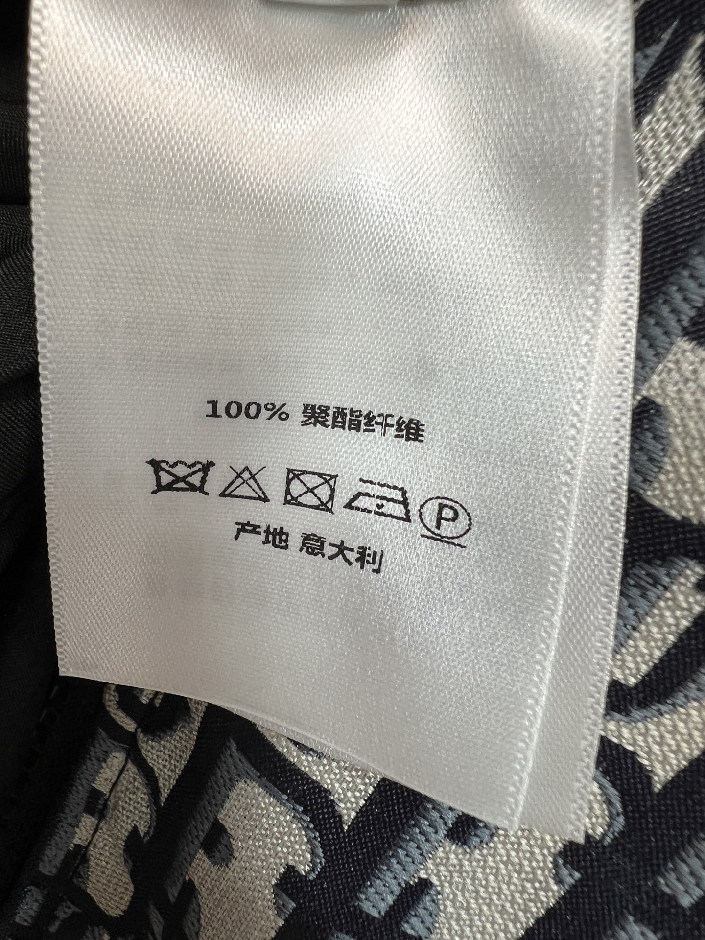 D家 26早秋新款 老花抽绳连帽外套 面料轻薄挺括 连帽拉链设计 可调节抽绳轻松收束腰线 袖子织带装饰细节 拉链口袋兼顾