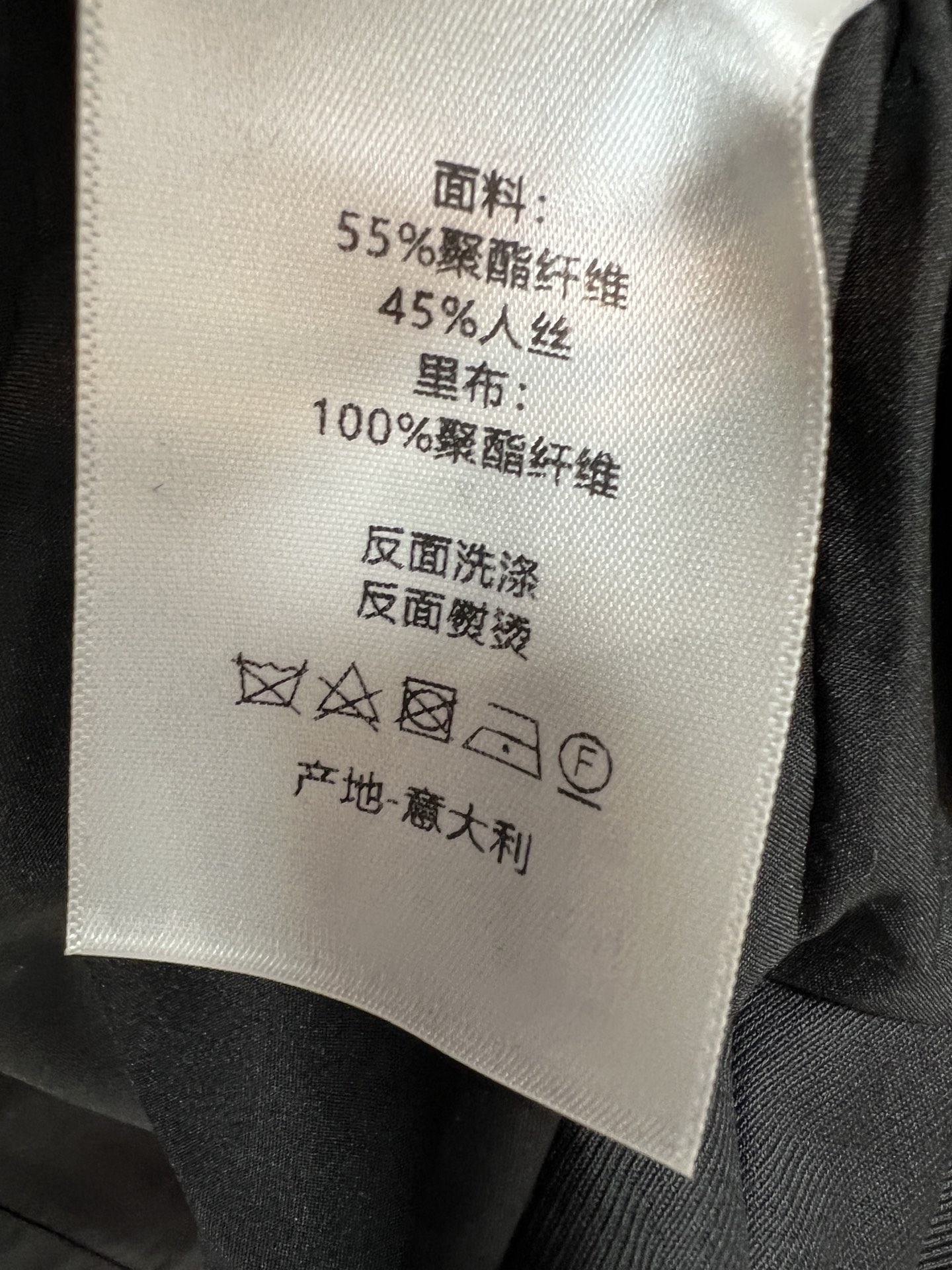 D家 26早秋新款 翻领短款黑色外套 面料质感挺括有型 别致宽大娃娃大翻领 温柔又有辨识度 胸口精致logo刺绣细节加分