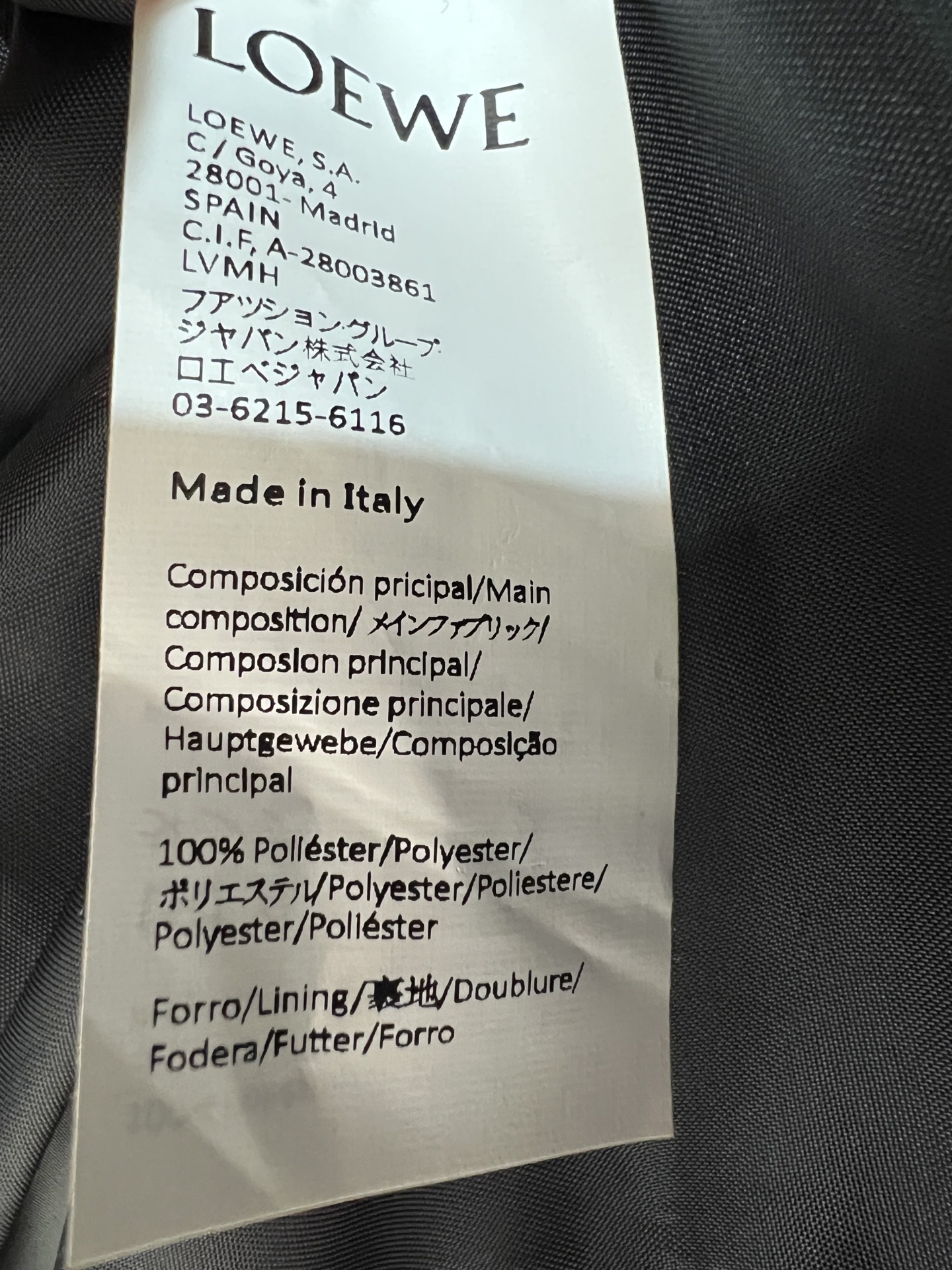 LW家 26早秋新款 黑色西装外套 面料挺括有质感 不易起皱 平驳领搭配三粒扣设计 版型宽松适度 包容多种身形 翻折袖口