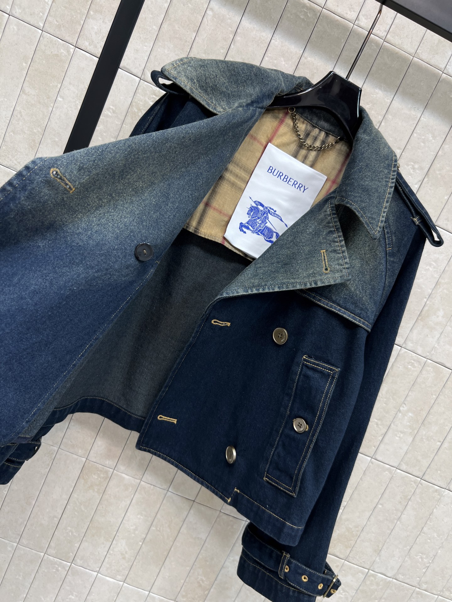 BUR家 26早秋新款 短款牛仔外套 做旧水洗牛仔棉面料 领口渐变复古做旧色调 经典风衣翻领肩章 双排金扣利落大气 两侧