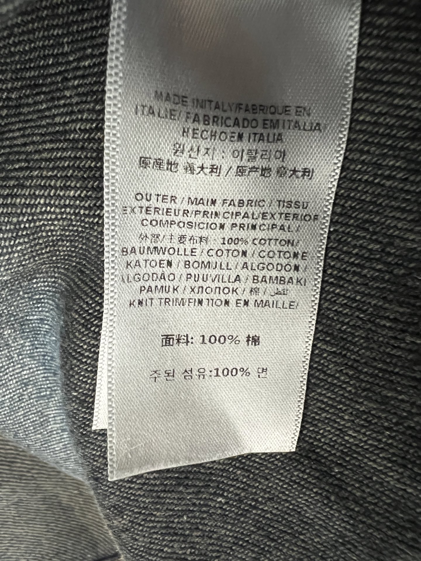 BUR家 26早秋新款 短款牛仔外套 做旧水洗牛仔棉面料 领口渐变复古做旧色调 经典风衣翻领肩章 双排金扣利落大气 两侧