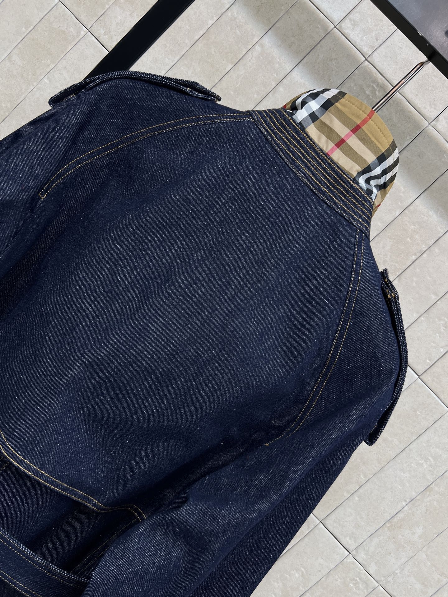 BUR家 牛仔收腰风衣外套 复古原色水洗牛仔棉面料 挺括有型不易软塌 经典翻领肩章设计 双排扣搭配腰带 可收束腰线优化比