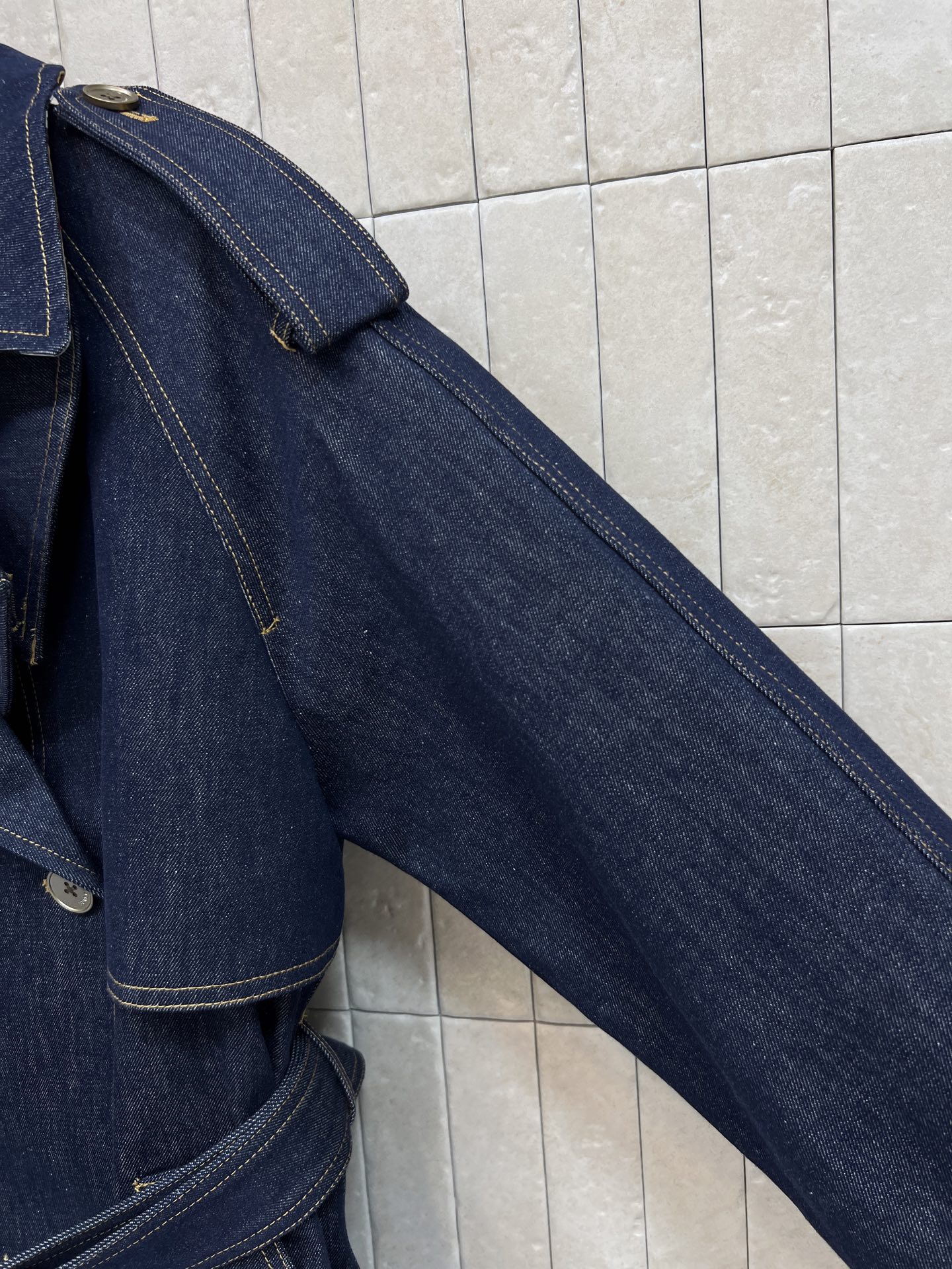 BUR家 牛仔收腰风衣外套 复古原色水洗牛仔棉面料 挺括有型不易软塌 经典翻领肩章设计 双排扣搭配腰带 可收束腰线优化比